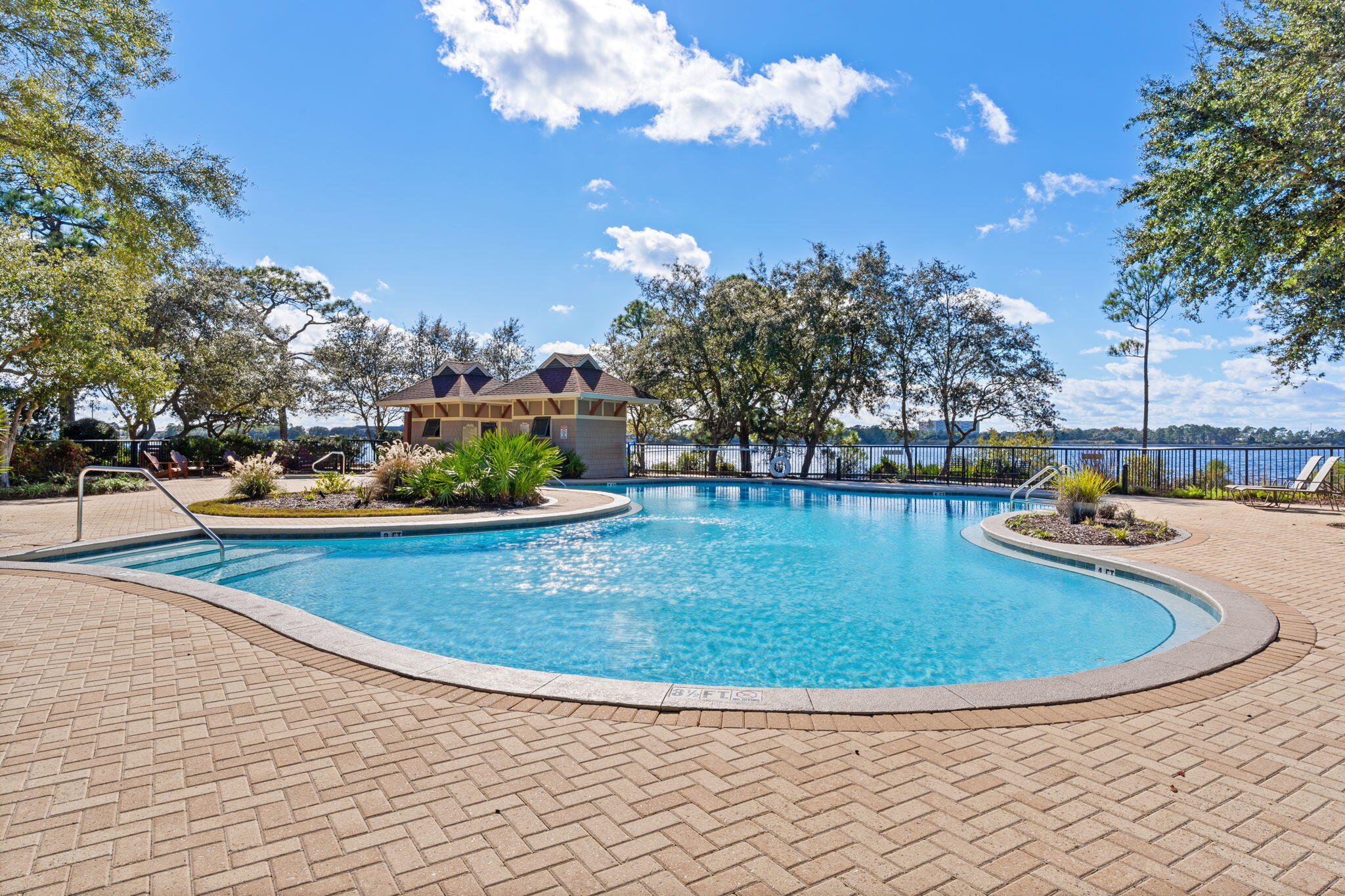 WILD HERON LAKESIDE LODGE - Residential