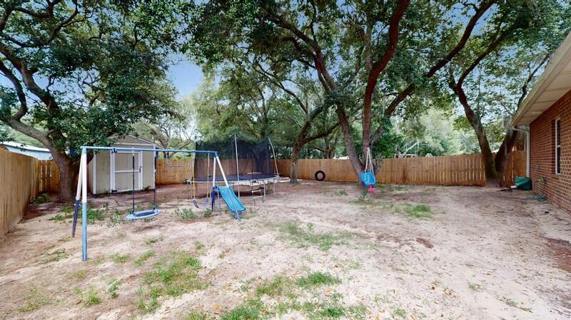 RIVERVIEW ESTATES LOT 5 AS DESIN OR 4062 PG 407 - Residential
