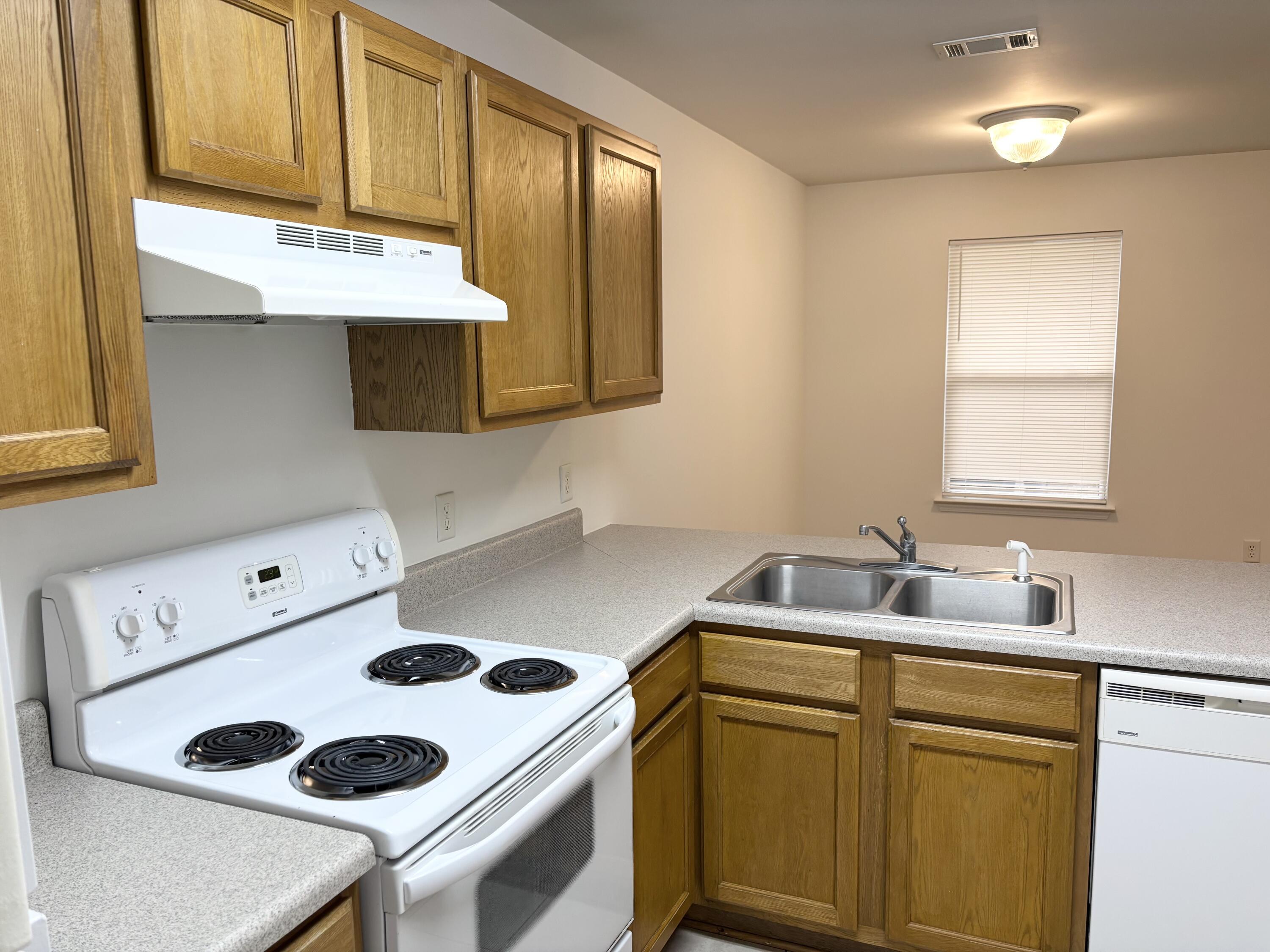 BAYWOOD T/H - Residential Lease