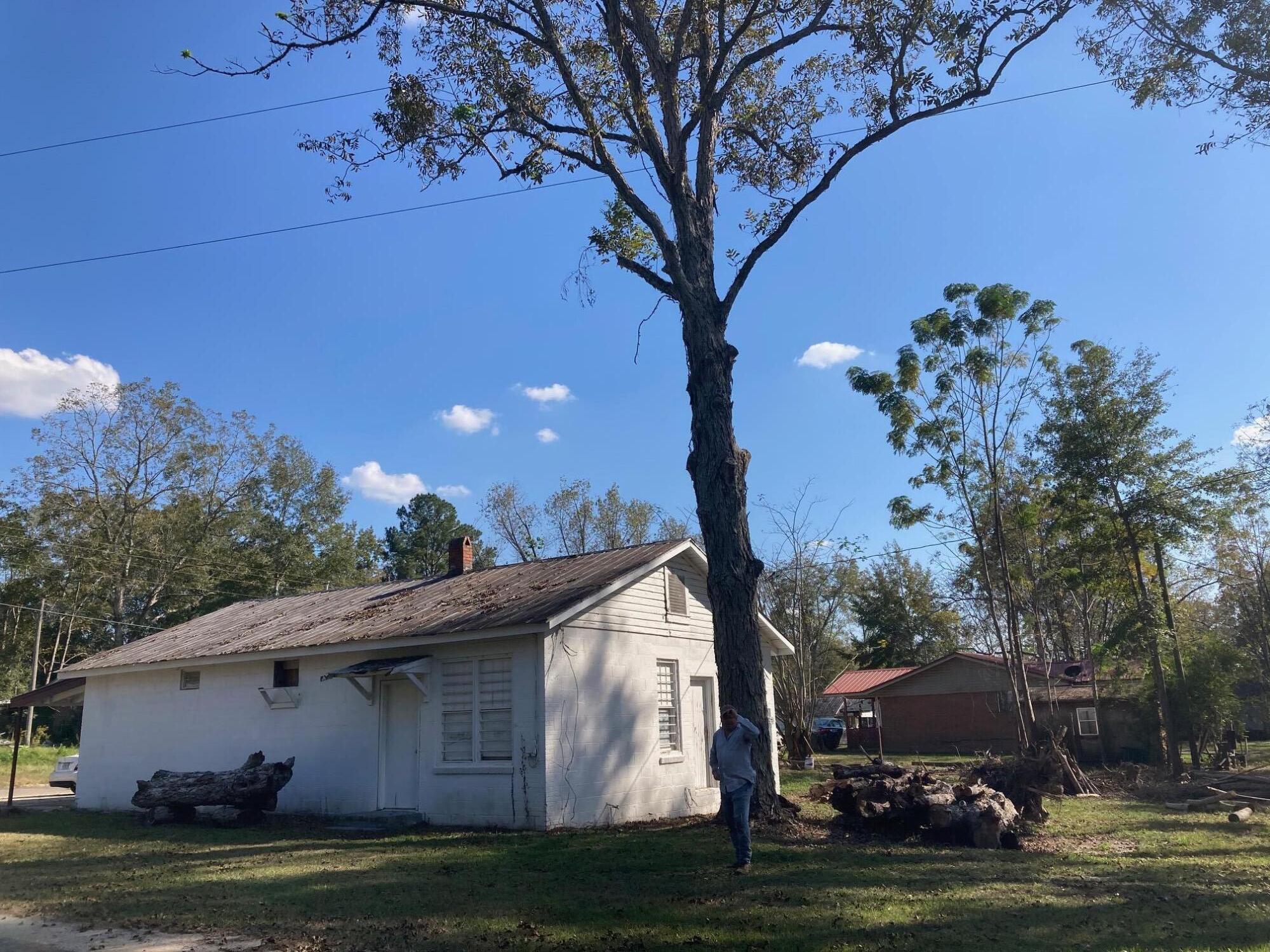 Main image without alt text