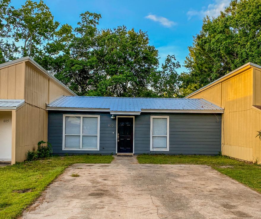 Middle unit with tile floors, fenced in back yard, situated on a culdesac.  Attached exterior laundry room. 2 bed/1Bath with patio doors off eat in kitchen area.