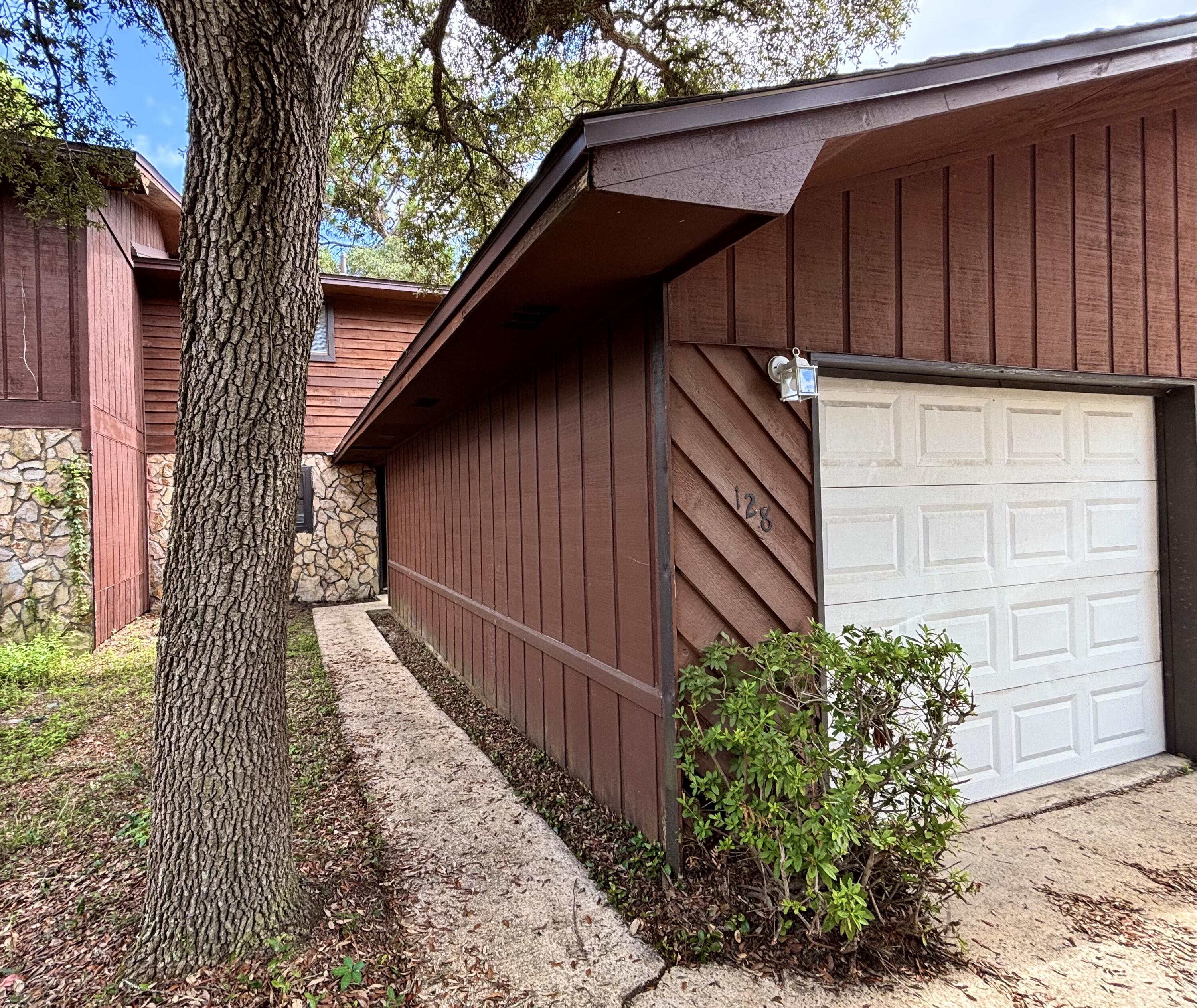 WHISPERING OAKS - Residential Lease