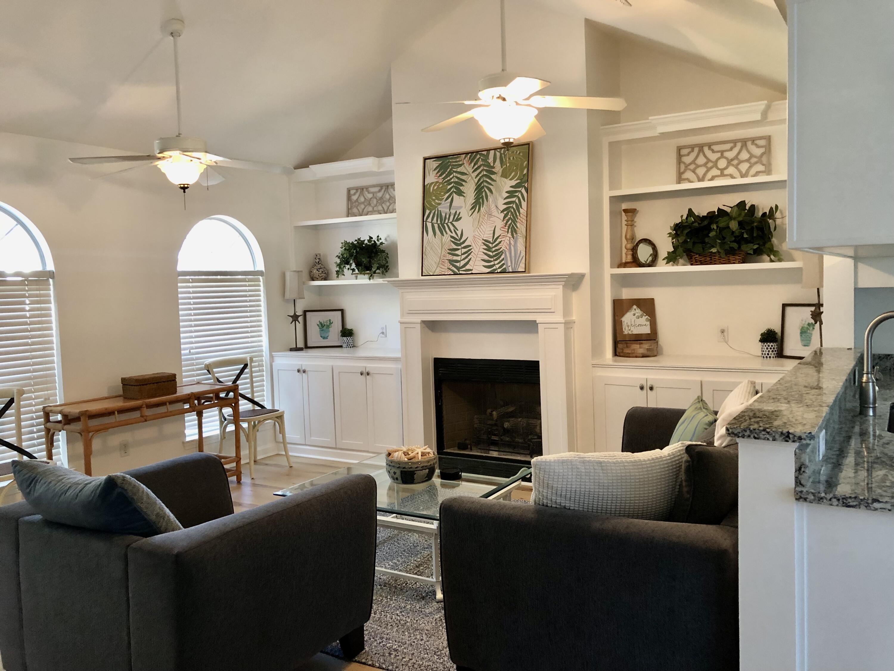 OAK HARBOUR T/H VILLAS - Residential