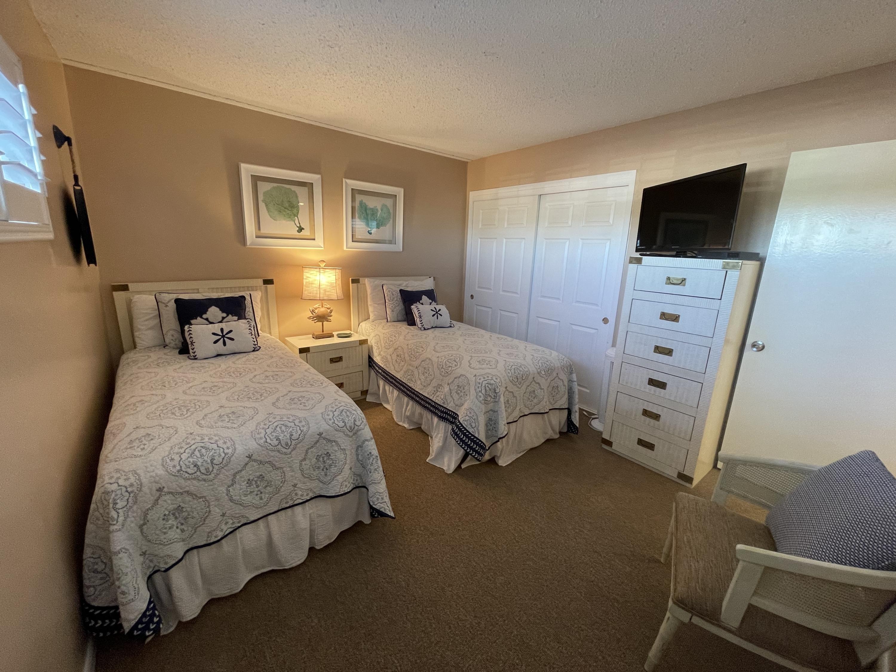 HOLIDAY SURF & RACQUET CLUB - Residential