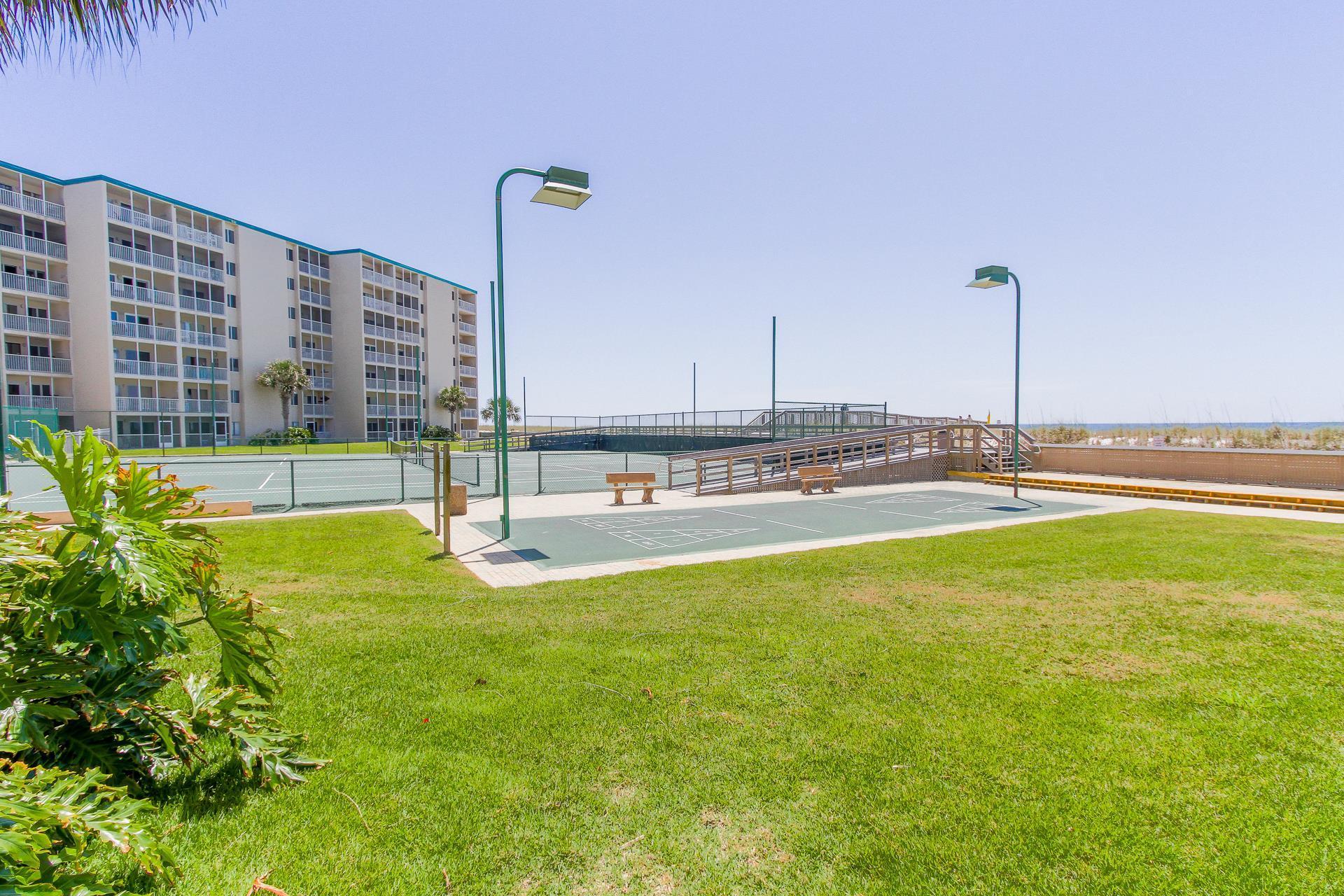 HOLIDAY SURF & RACQUET CLUB - Residential