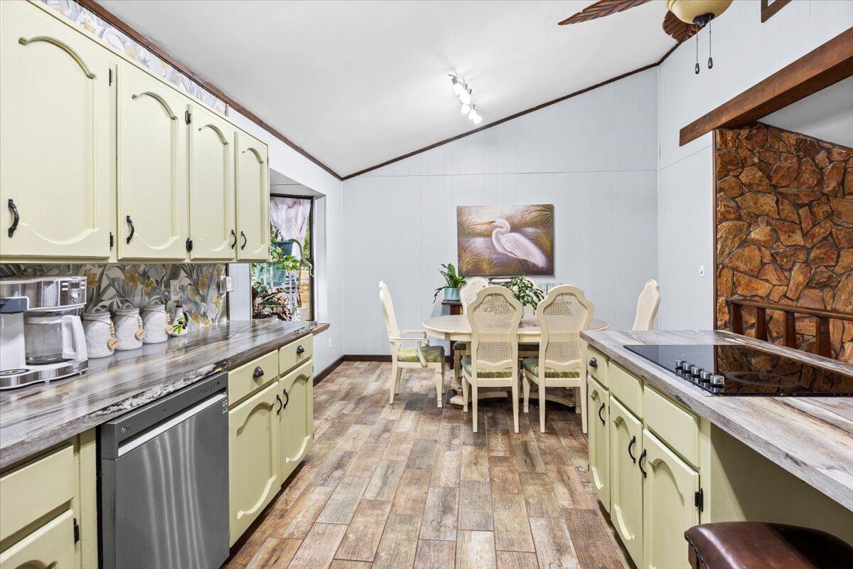 ROBLEDAL ESTATES - Residential