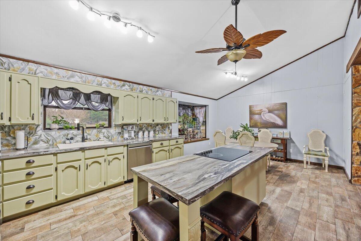 ROBLEDAL ESTATES - Residential