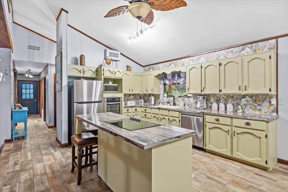 ROBLEDAL ESTATES - Residential