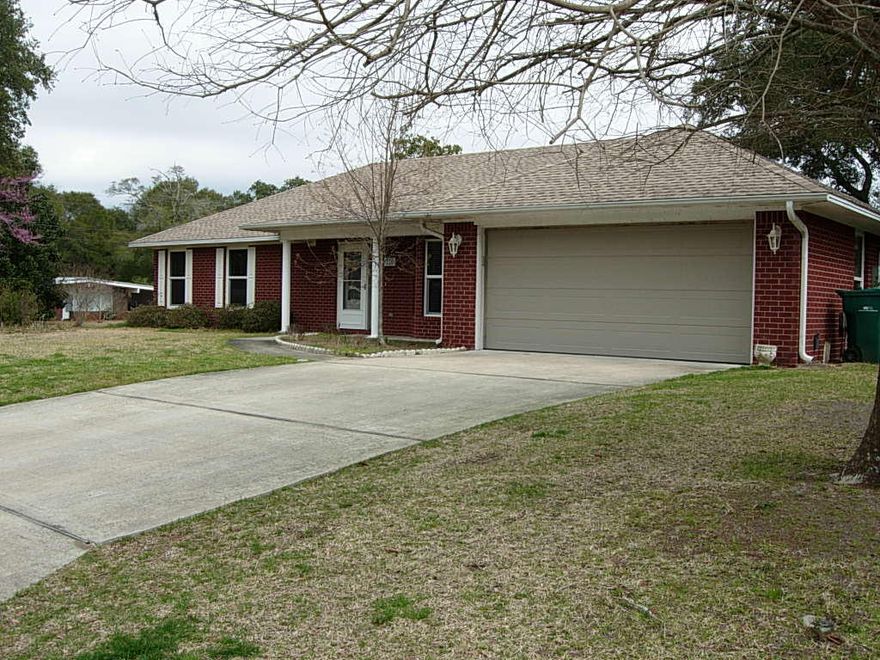 Lovely brick home located on large corner lot. The kitchen features custom hickory cabinets, granite counters and two pantries. Open living area with high ceilings. The yard is nicely kept with lawn sprinkler system and has mandarin orange, lemon and orange trees. Three dimensional roof shingles.