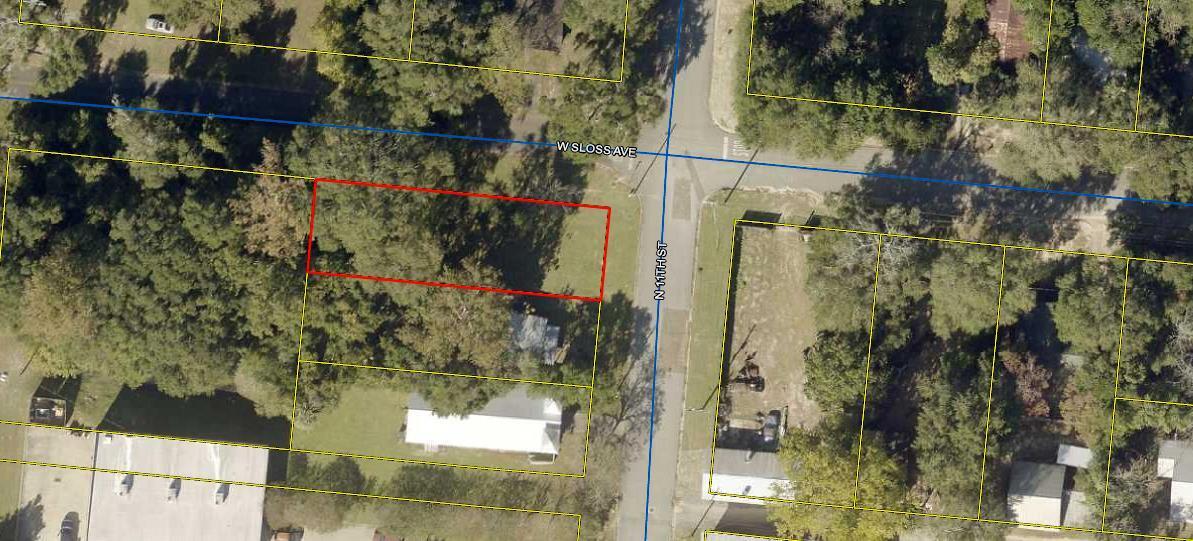 Great corner lot to build your new home in DeFuniak Springs. Very close to schools. shopping and Lake DeFuniak. Buyer must verify all measurements.