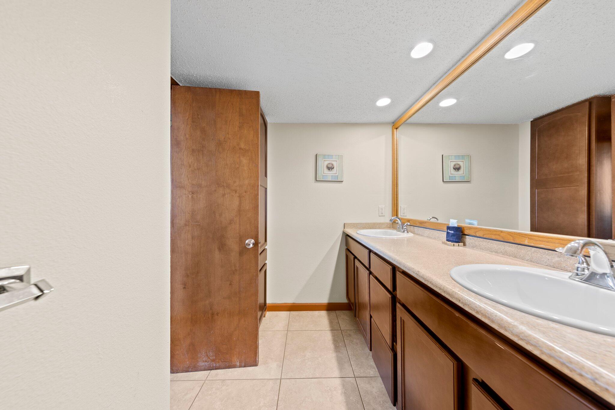 ISLANDER CONDO - Residential