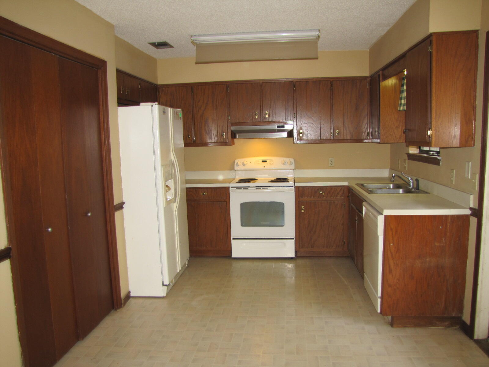 COUNTRYVIEW ESTATES 3RD ADDN - Residential Lease