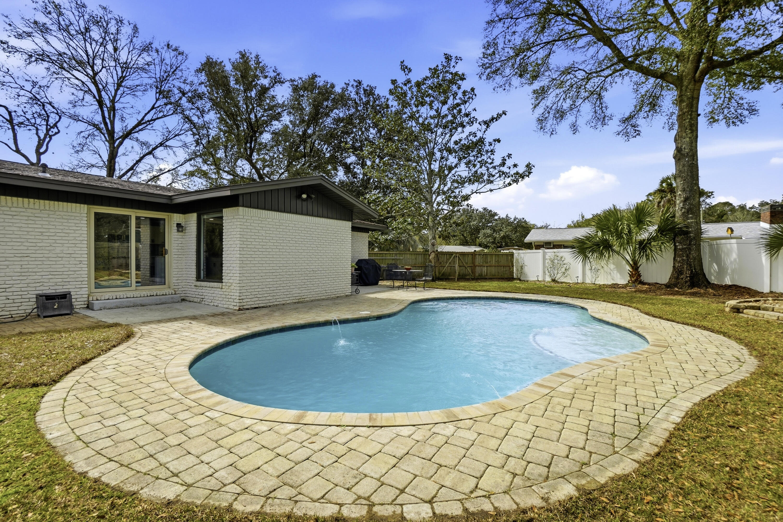 Country Club Est 1st Addn - Residential