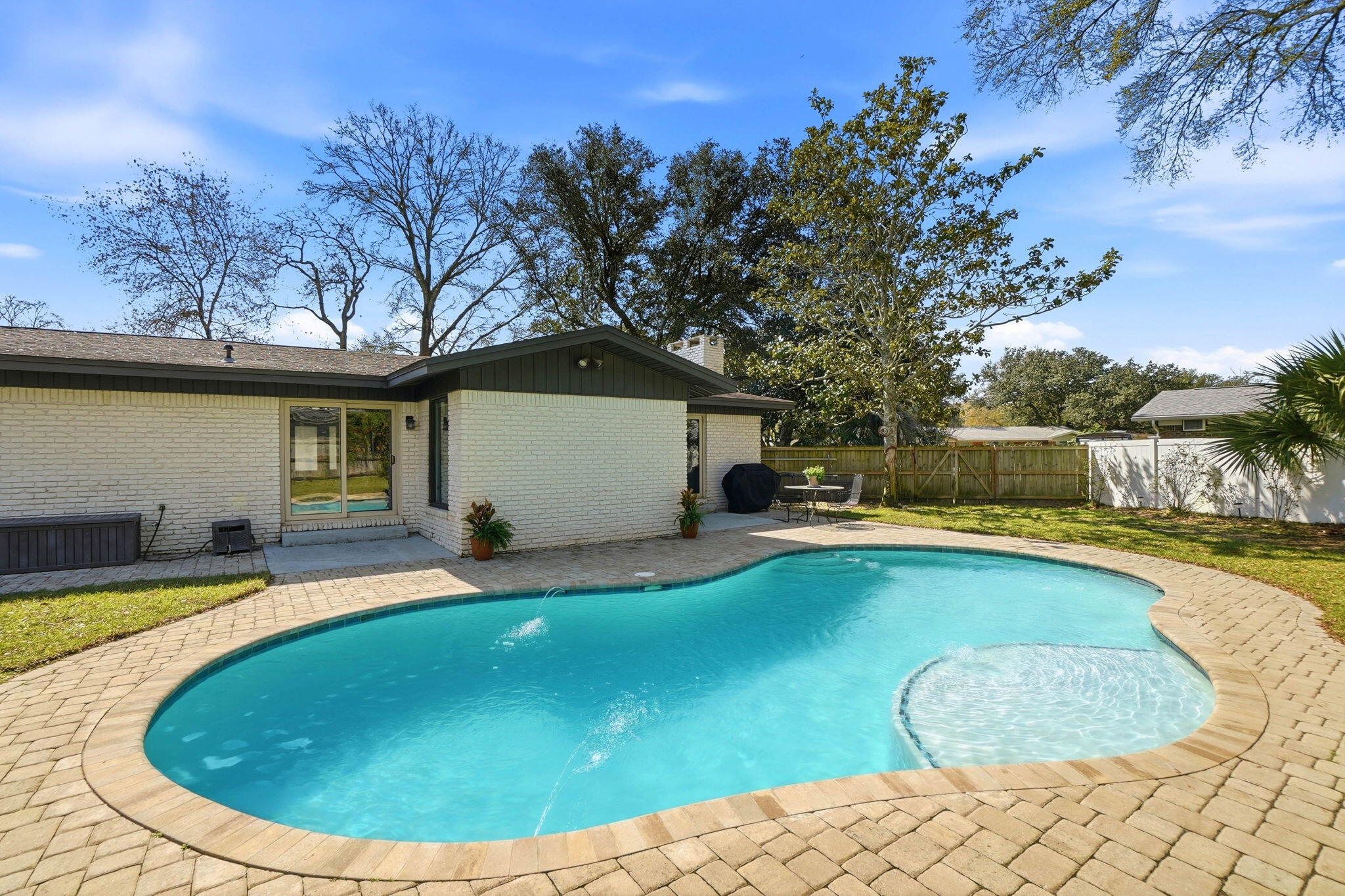 Country Club Est 1st Addn - Residential