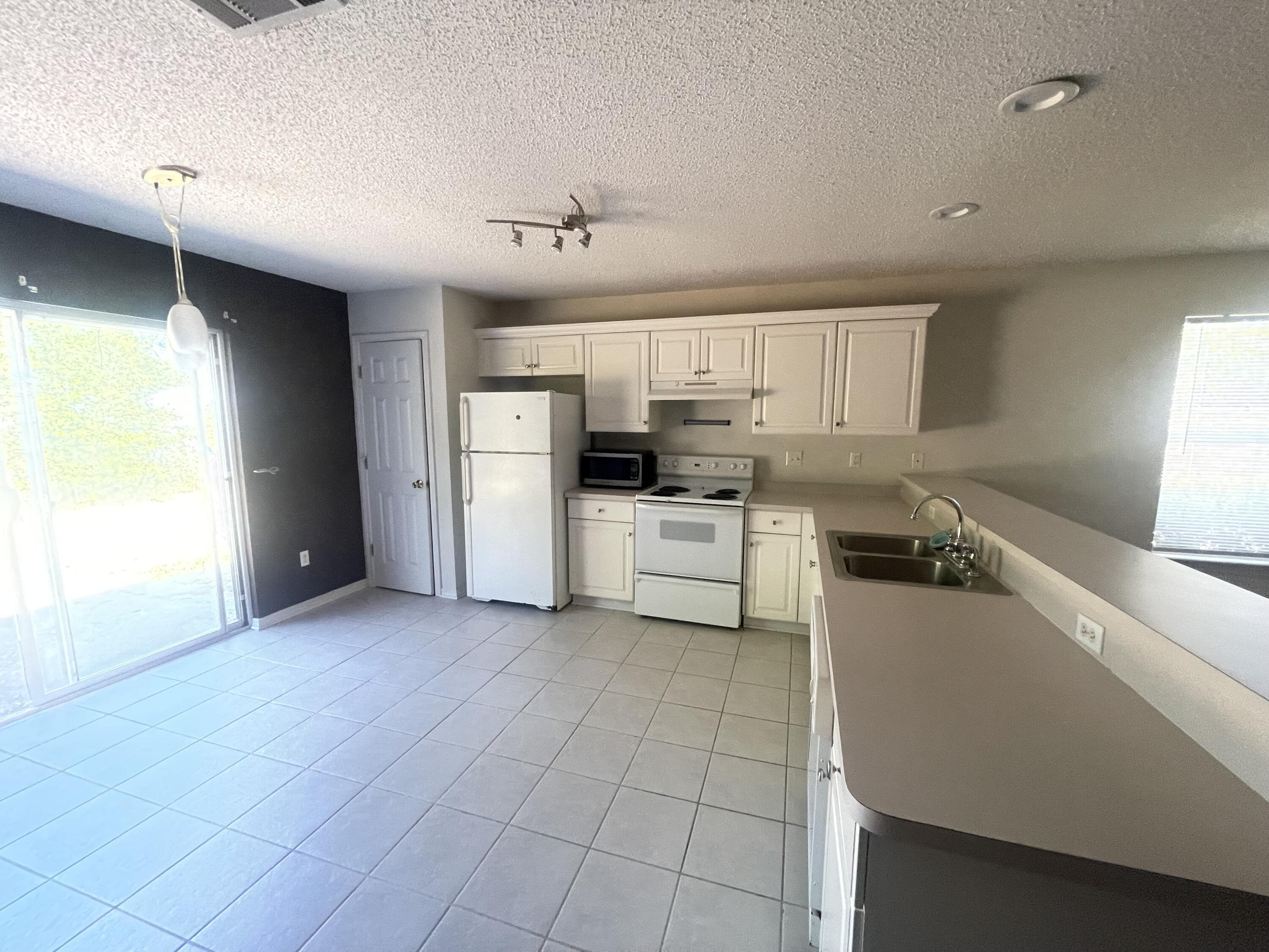 COUNTRYVIEW ESTATES - Residential Lease