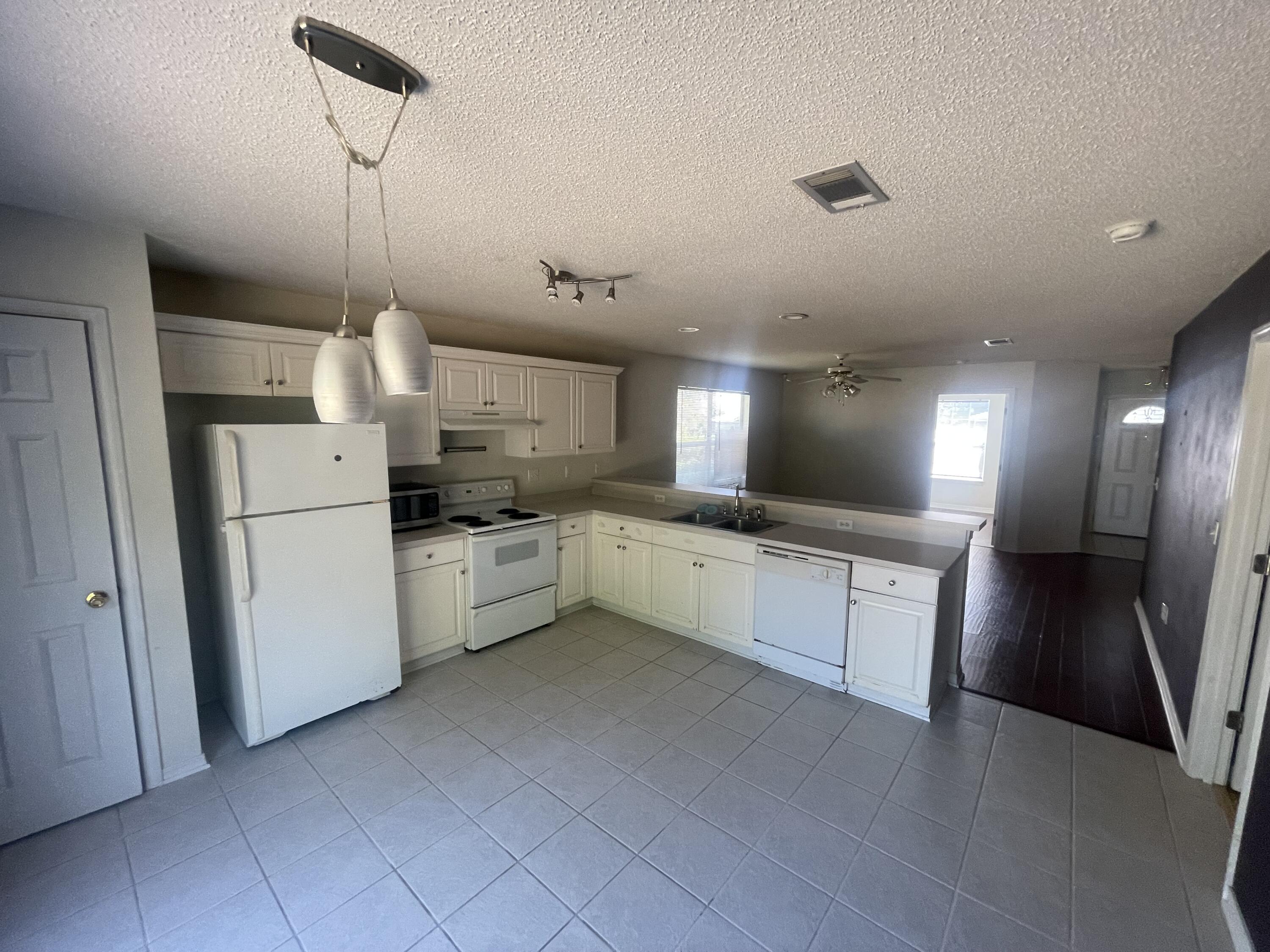 COUNTRYVIEW ESTATES - Residential Lease