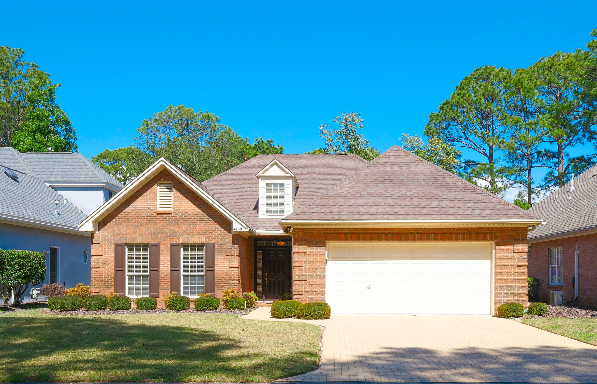 Roof-10/26/12; HVAC-2008; Water Heater-10/16/12. This amazing well-maintained brick home is located in Turnberry Place. Offering a view of the old 6th tee & fairway with floor-to-ceiling windows across the back to maximize the view. What a gracious floor-plan, as you can see the lovely back-yard from the front door in the expansive foyer, which has tile and an abundance of natural light from the dormer window above. There is crown molding in the foyer, dining, living, and primary bedroom. The great room, features a gas log fireplace, and flows into the dining area and the kitchen which have large cabinets that provide plenty of storage. The primary bedroom boasts tray ceilings, and a large bathroom with a whirlpool tub, separate shower, and double vanities. This beauty will not last long!
