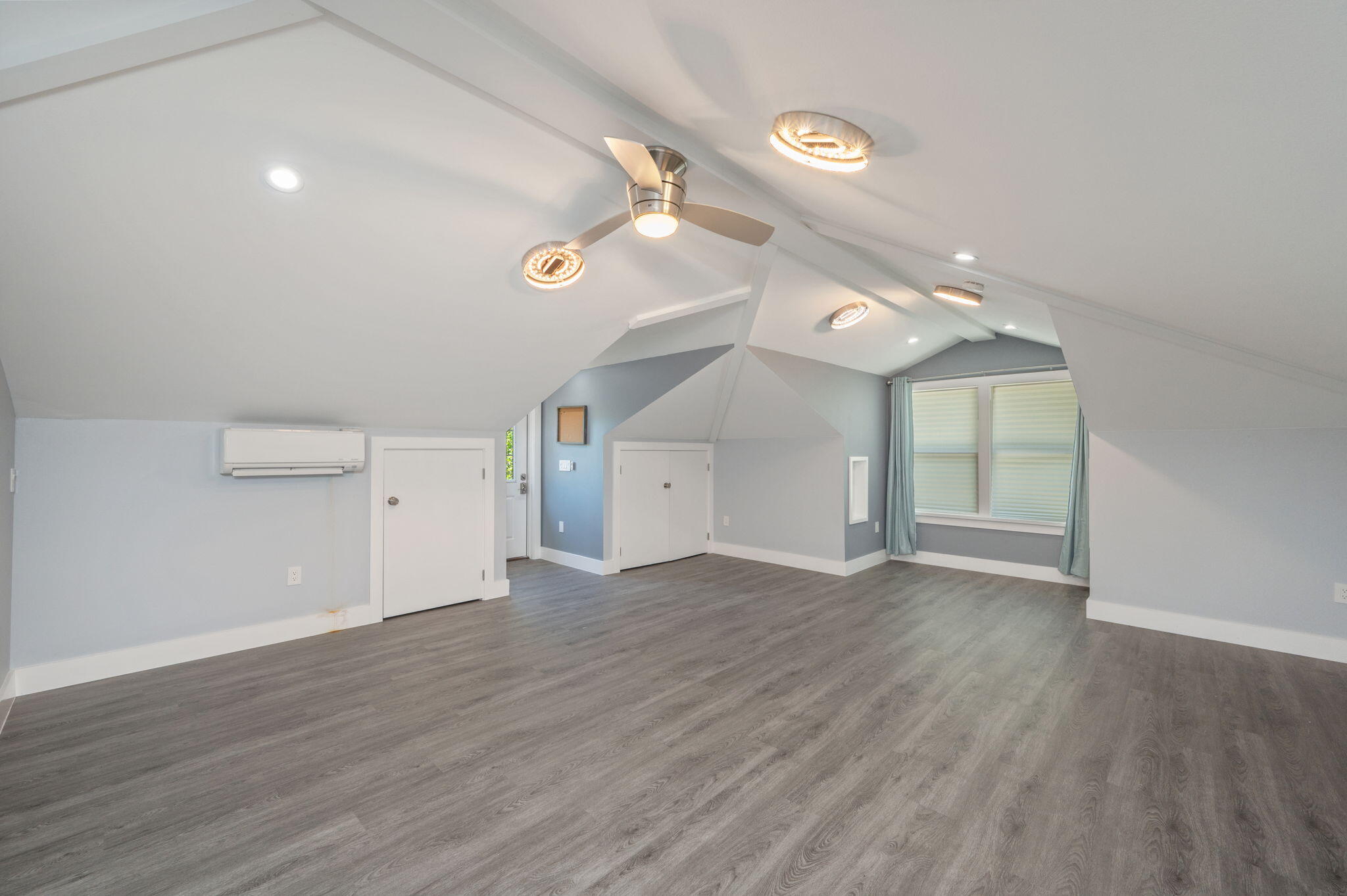 WOODLAND SHORES - Residential