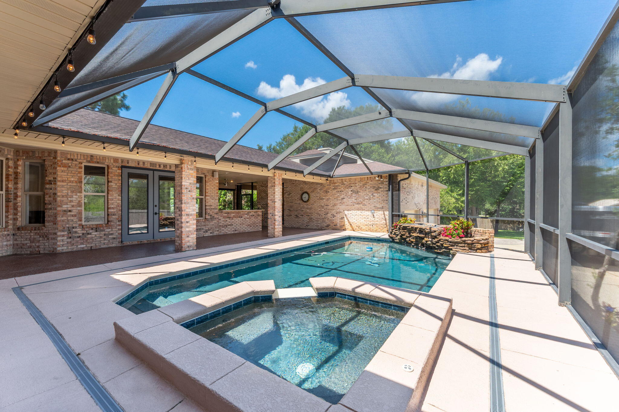 WOODLAND SHORES - Residential