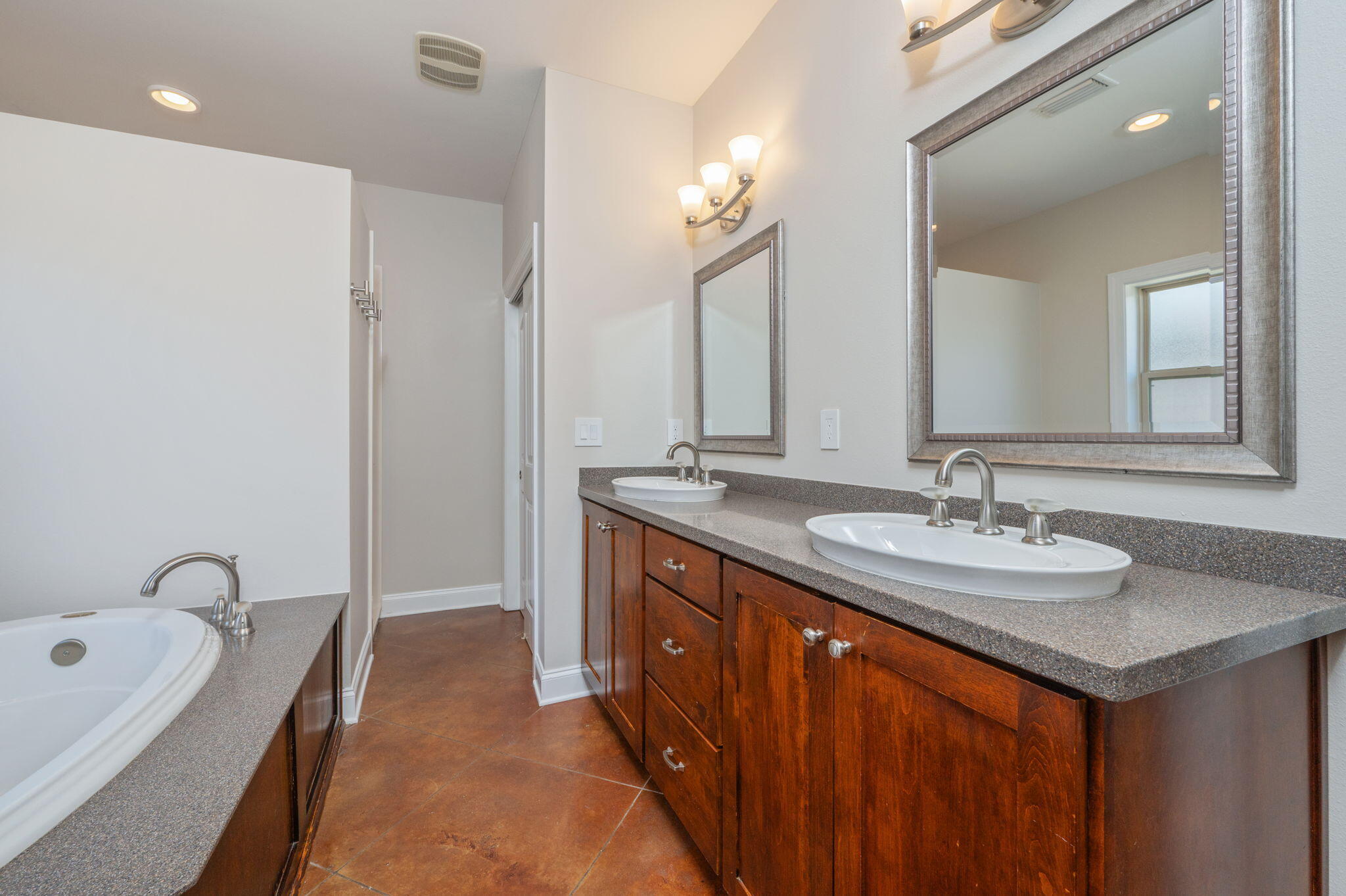 WOODLAND SHORES - Residential