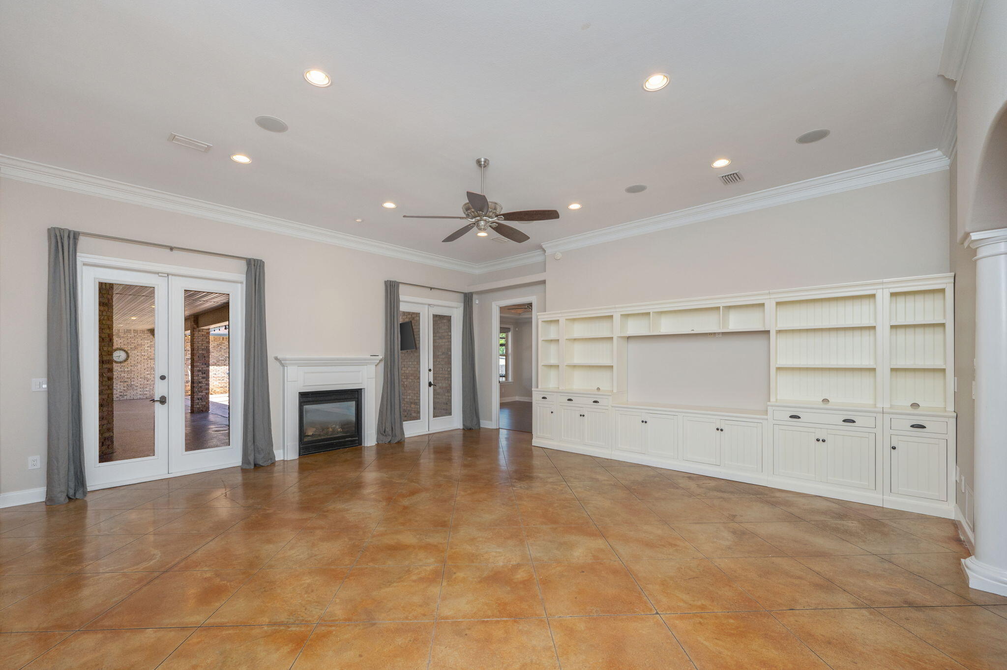 WOODLAND SHORES - Residential