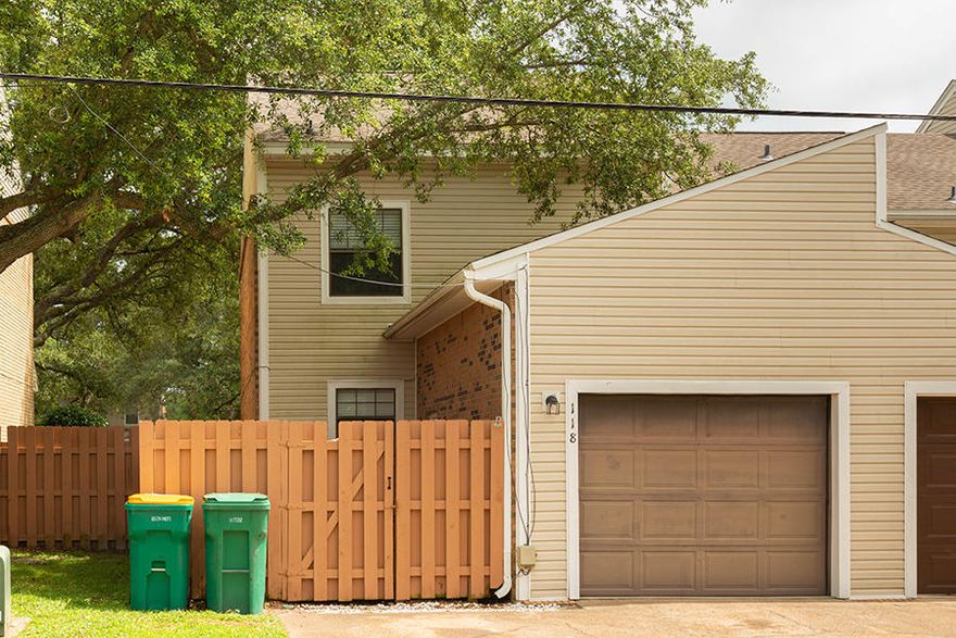 EAsy access to both Eglin AFB and Hurlburt Field. 2 bedrooms