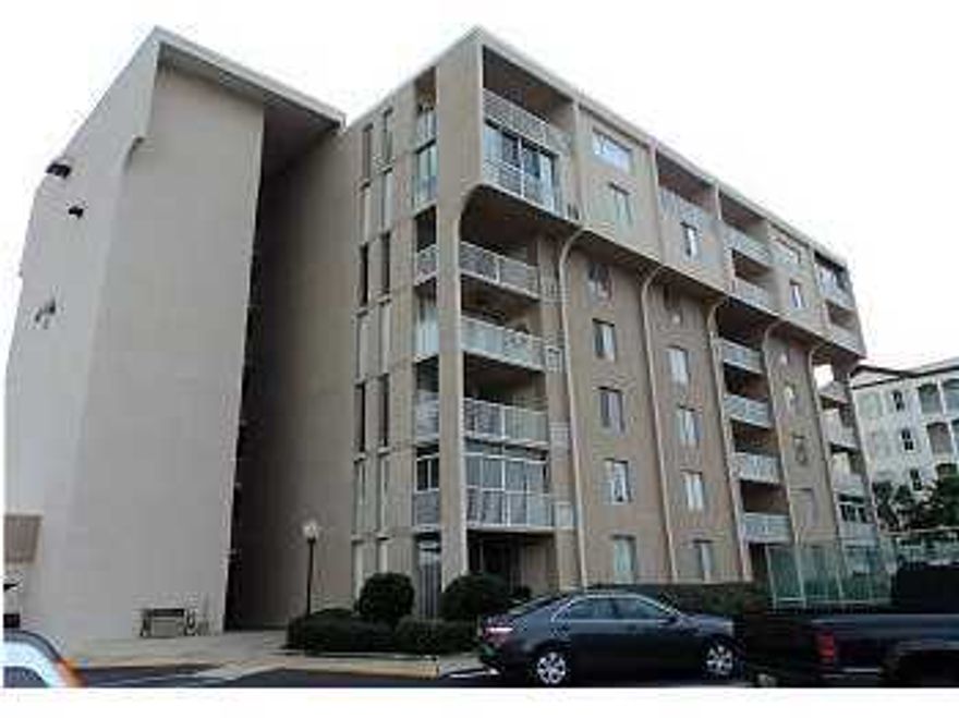 ***Water Views*** 2 bedroom 2 bath condo overlooking the tennis courts and harbor on Holiday Isle in Destin, Florida. The condo has ceiling fans throughout with Stainless Steel appliances in the kitchen. Wonderful tile through the living, dining, and bathroom with new carpet in the bedrooms. The master bedroom has a king size bed and a queen size in the guest bedroom. There is a swimming pool on-site with beach access 2 blocks away.