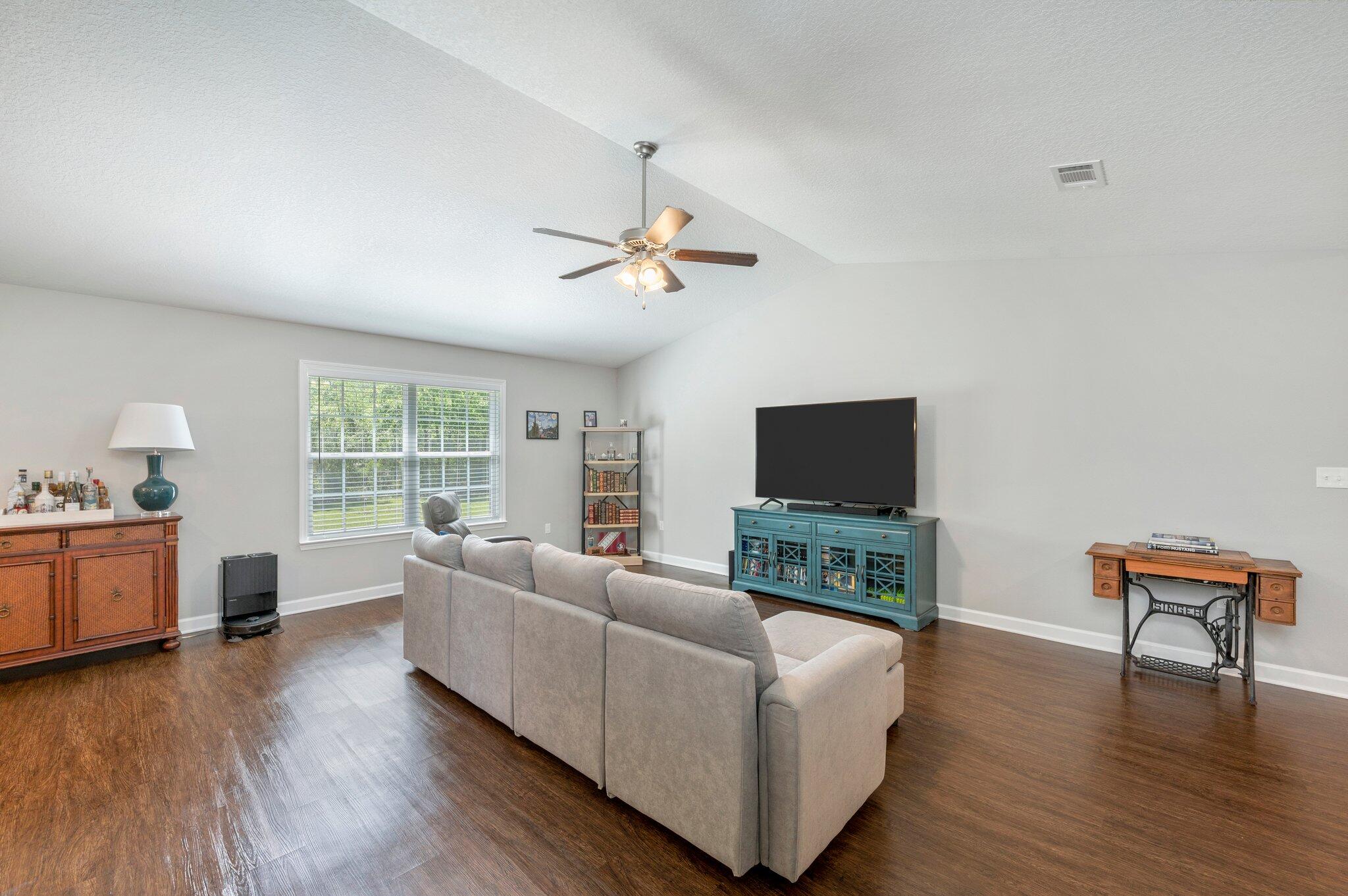 MAGNOLIA LAKE - Residential