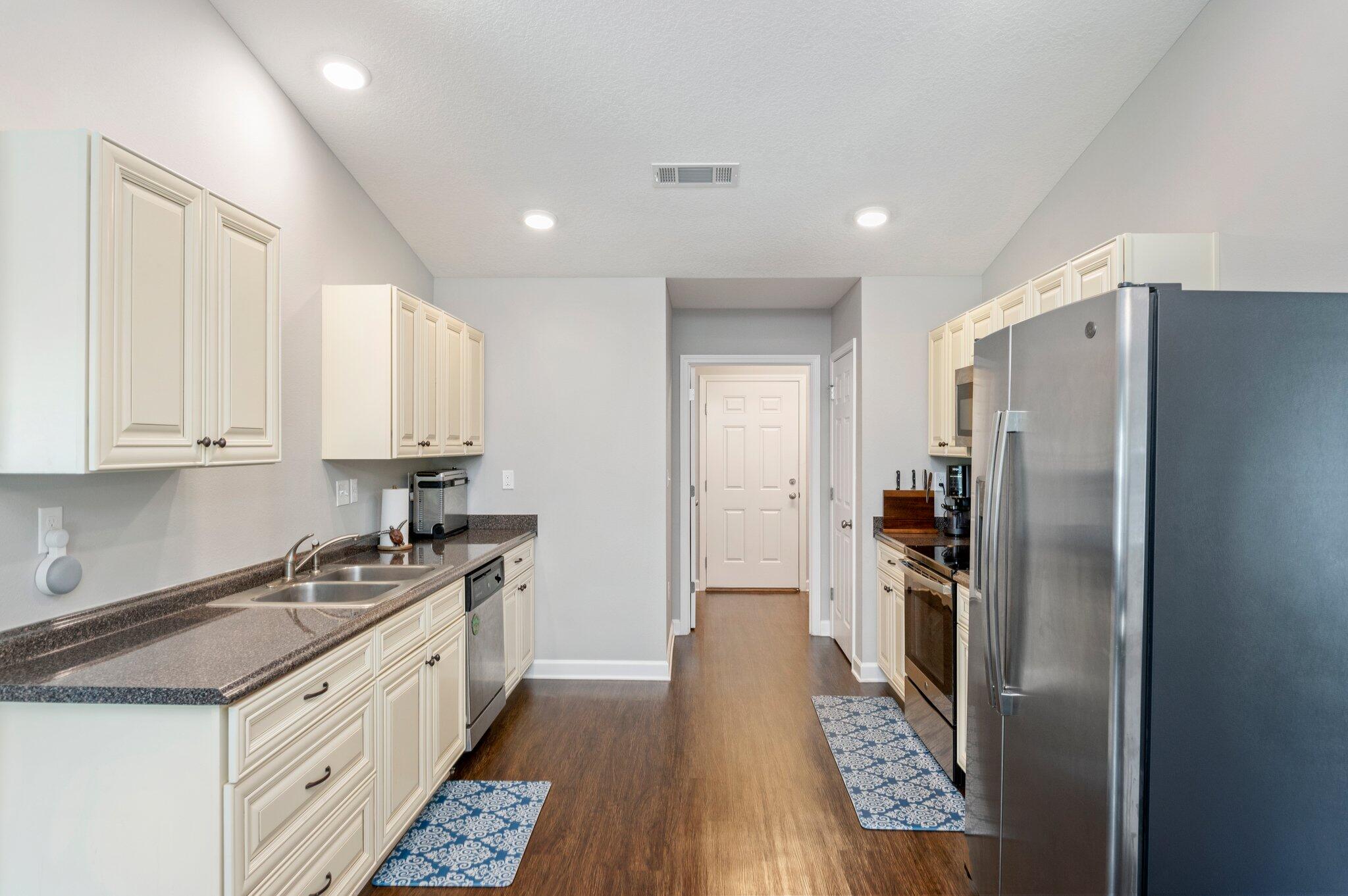 MAGNOLIA LAKE - Residential