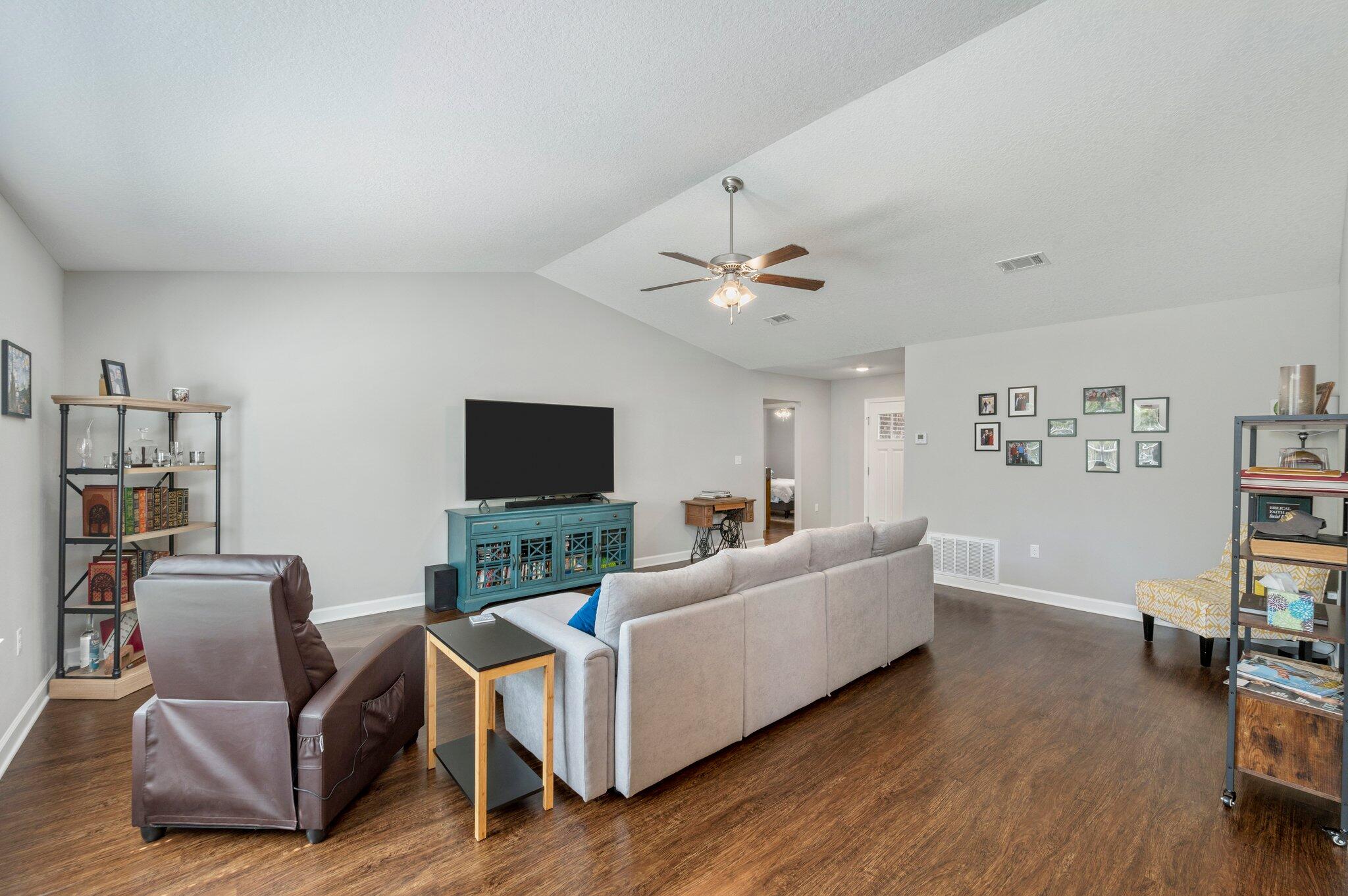 MAGNOLIA LAKE - Residential