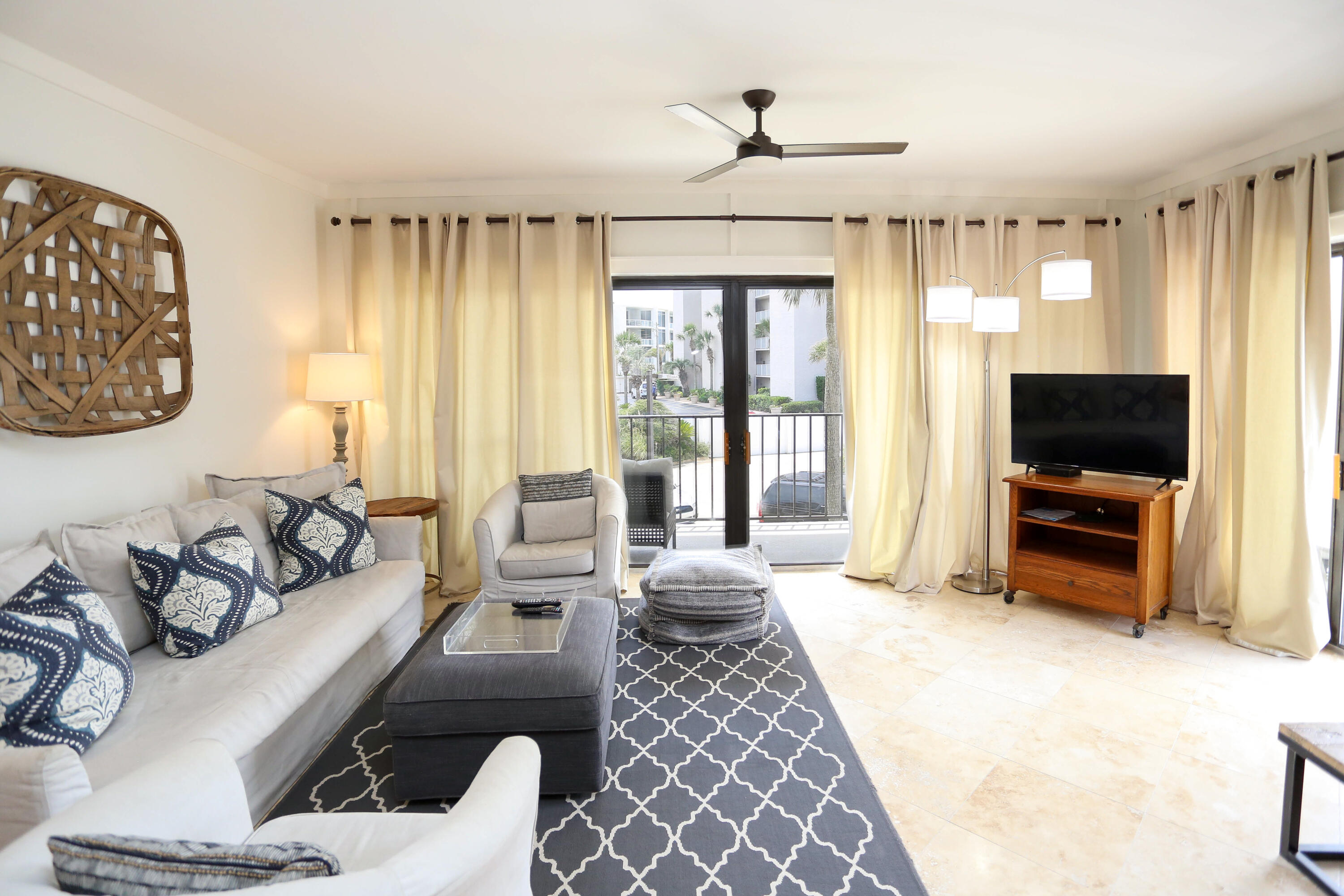 EMERALD HILL CONDO PH 3 - Residential