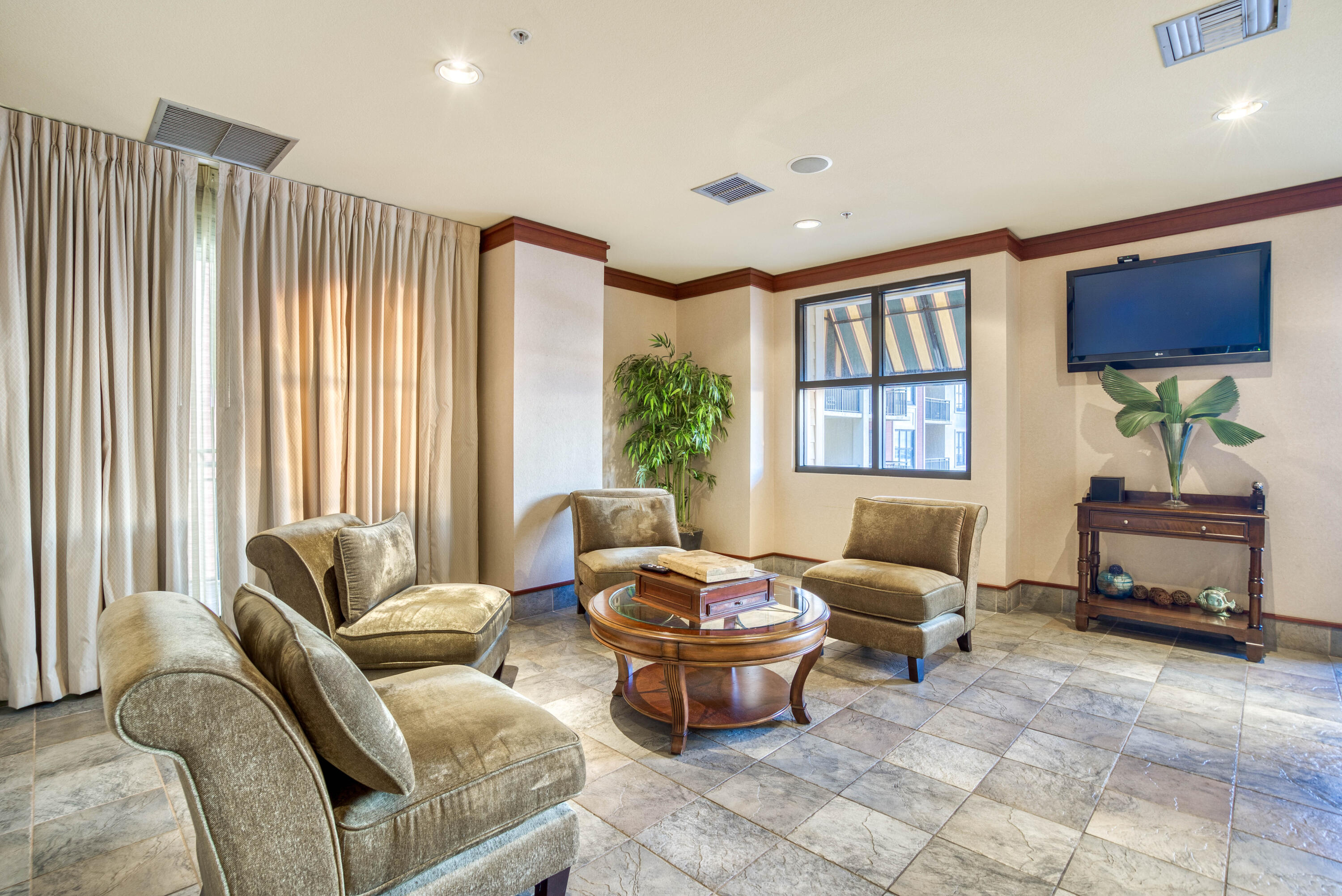 EMERALD GRANDE - Residential