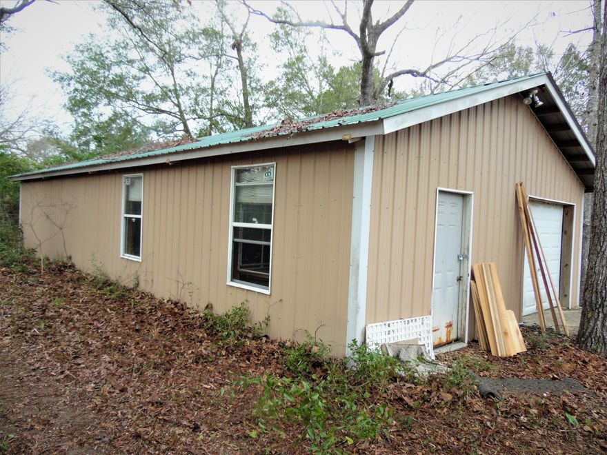 1 acre waterfront lot with a 1987 single wide mobile home with 3 bedrooms, and 2 baths, a metal building built in 2000 measuring 24x48' (1152 s.f.) with 5' chain link fencing around building. This is a super buy, power pole, septic and 120' of waterfront on Kings Lake which is a 500+ acre fishing lake with large-mouth bass fishing, catfish, bream and crappie...and more. Property will mowed and pressure washed this week...