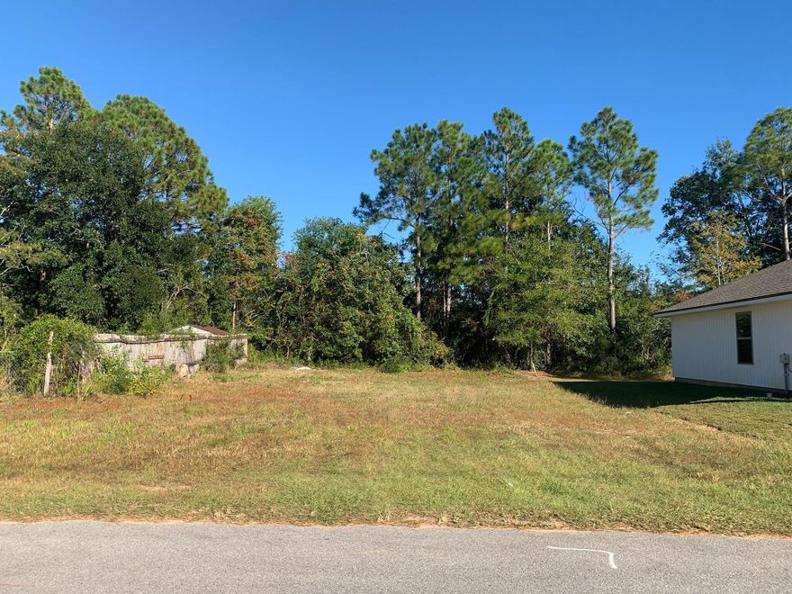 GREAT LOCATION WITH PUBLIC WATER AND SEWER. ITS A GROWING NEIGHBORHOOD WITH NEW CONSTRUCTION. NEARBY TO SHOPPING TO PUBLIX, 1.4 MILES TO NAVARRE WALMART, AND 4.6 MILES TO THE BEAUTIFUL NAVARRE BEACH