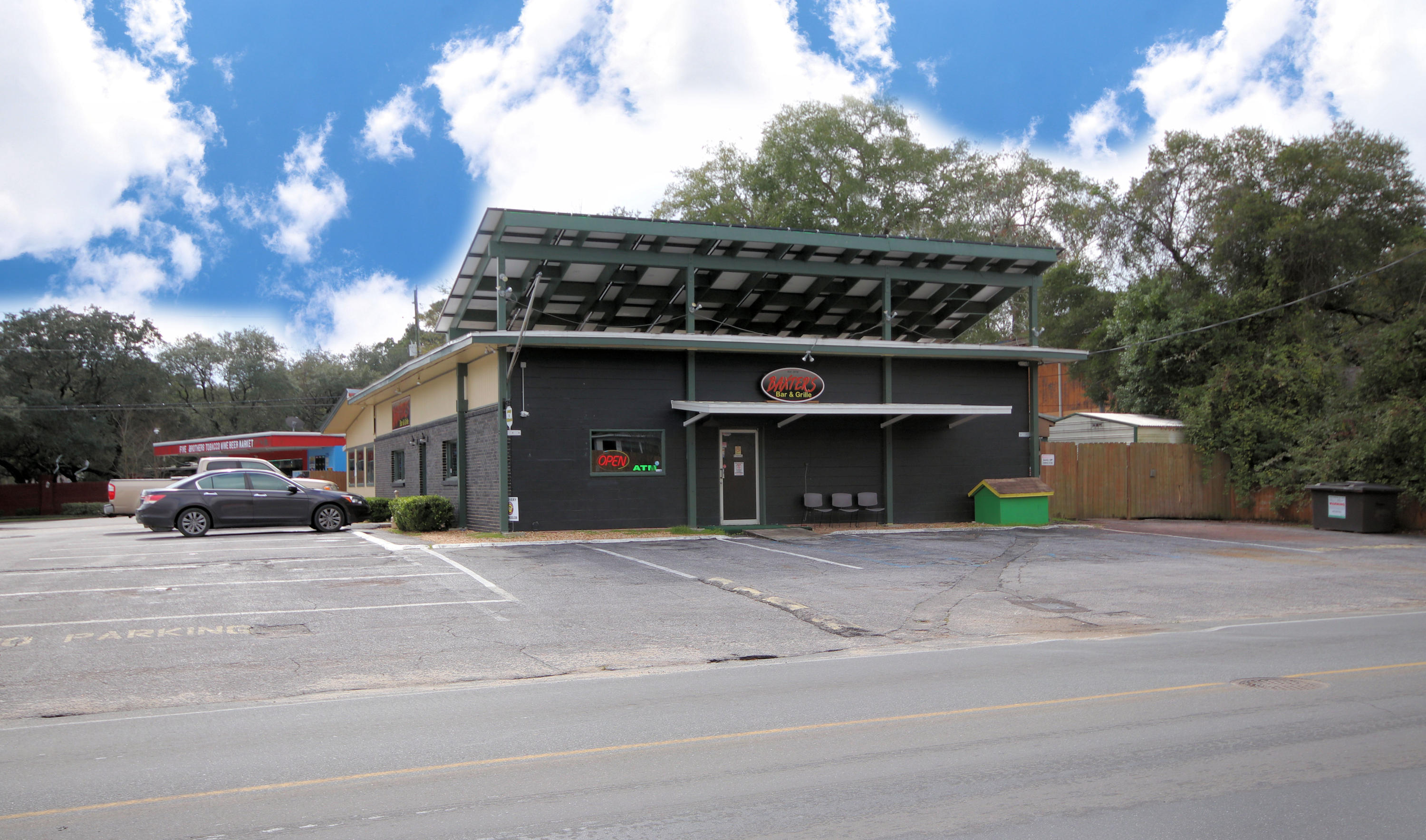 Main image without alt text