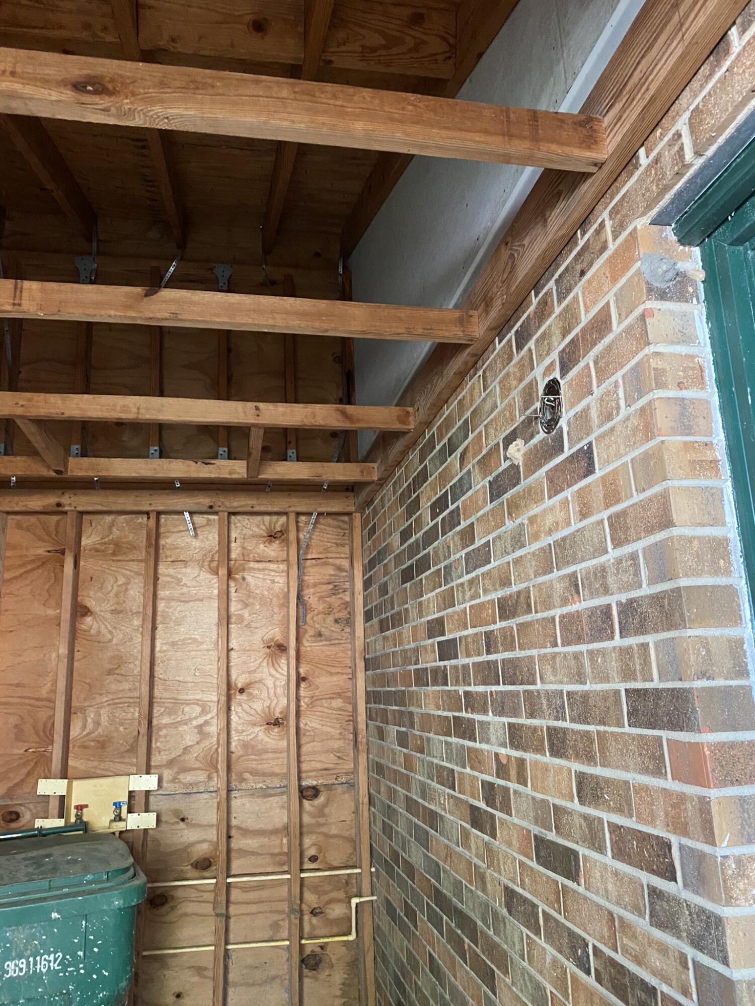 PINE SHADOWS T/H - Residential