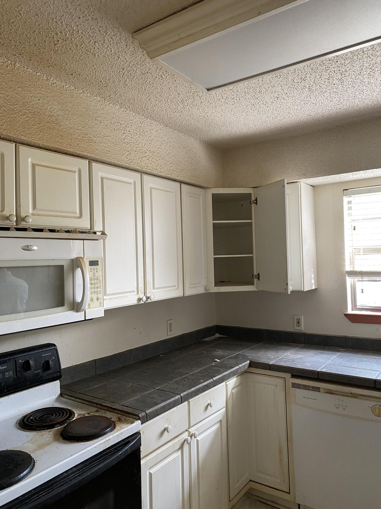 PINE SHADOWS T/H - Residential