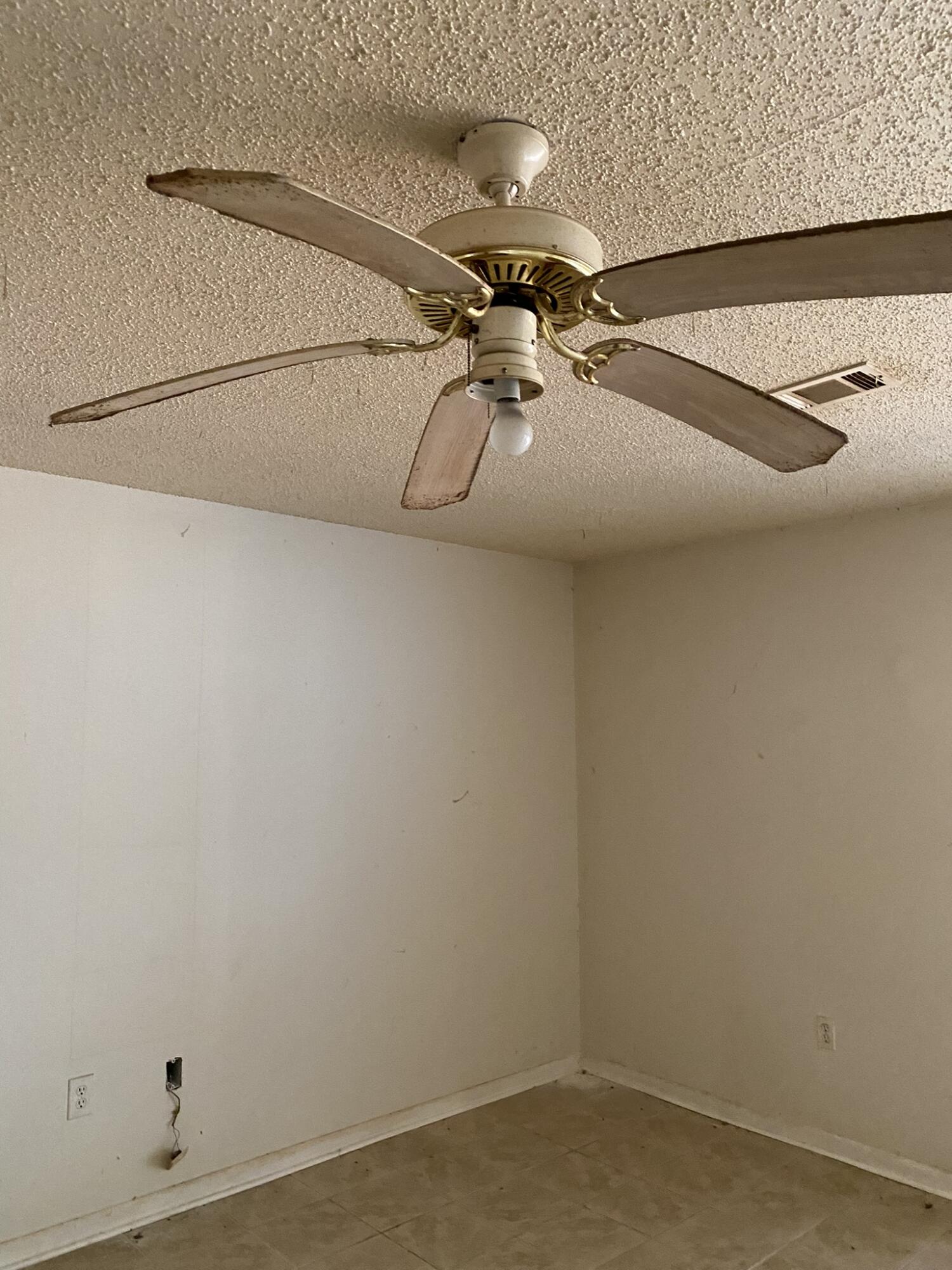 PINE SHADOWS T/H - Residential