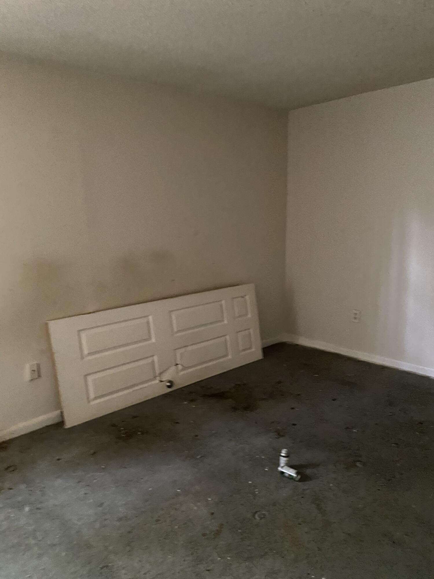 PINE SHADOWS T/H - Residential