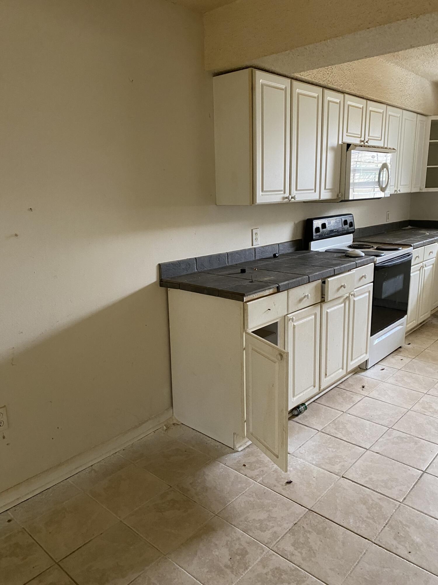 PINE SHADOWS T/H - Residential