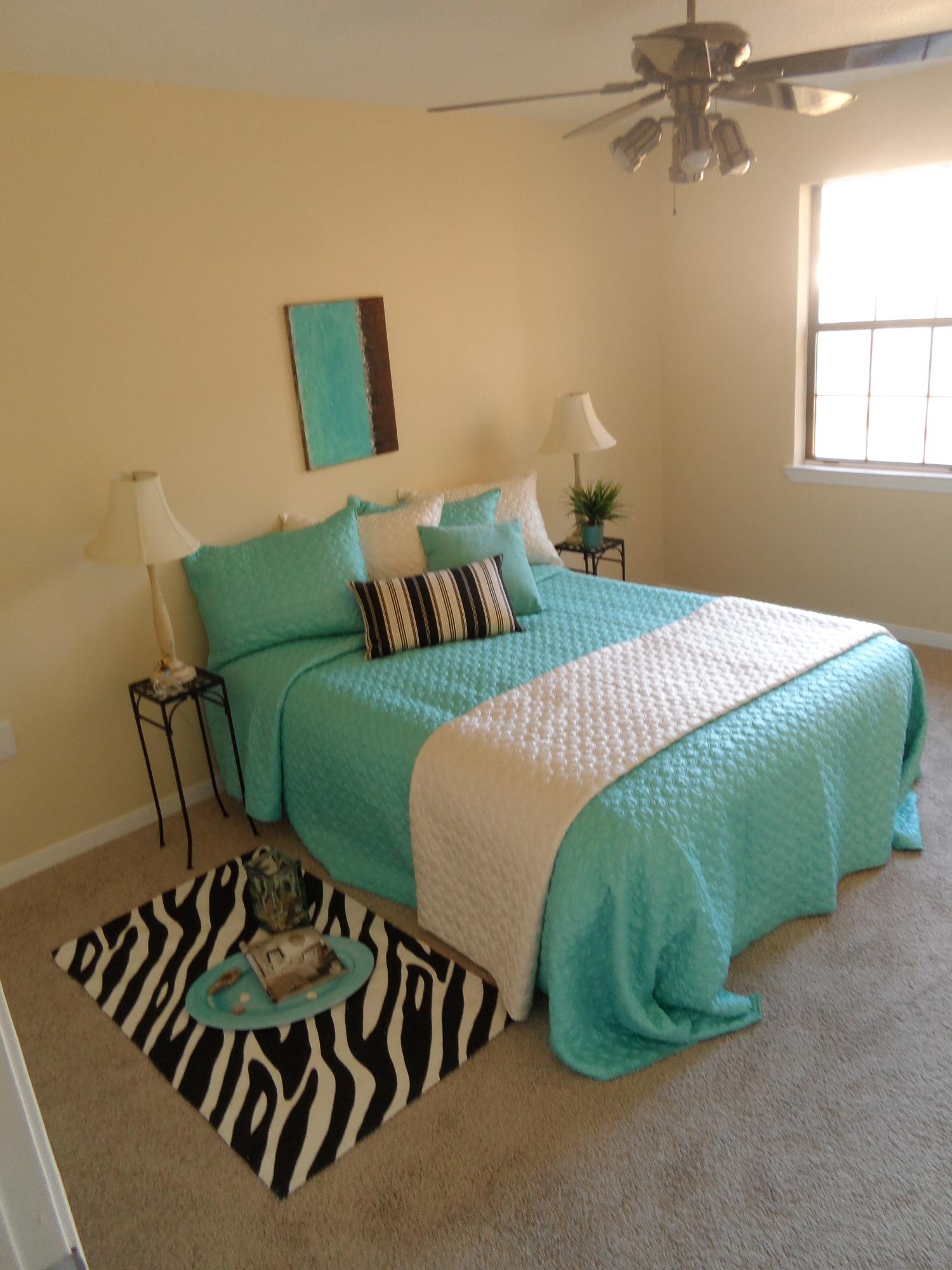 PINE MEADOWS 2ND ADDN LOT 22 BLK F - Residential