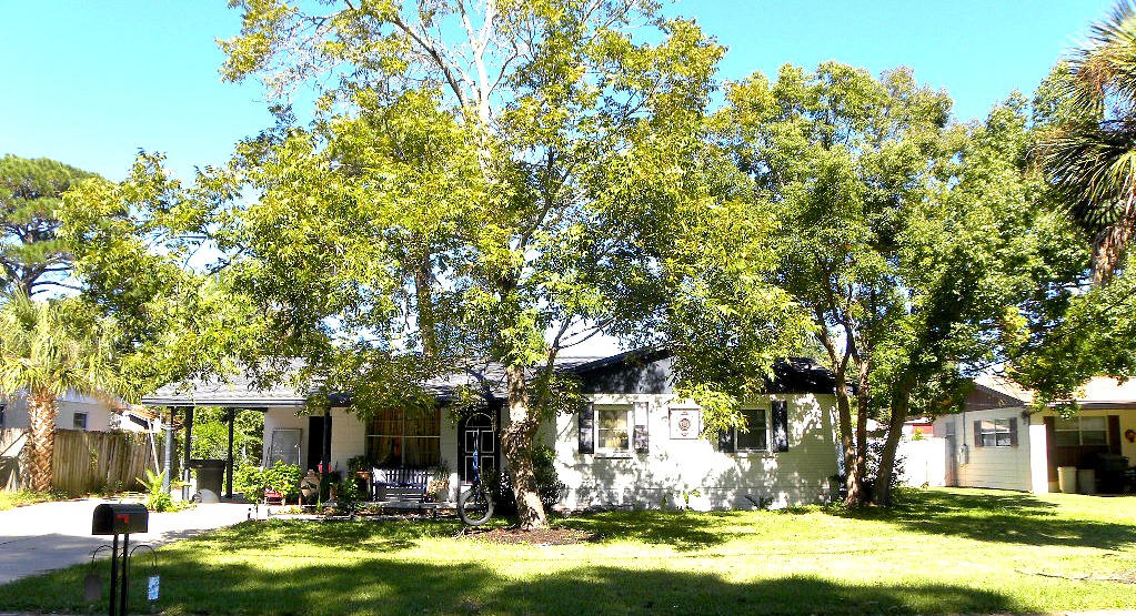 LOCATION LOCATION LOCATION! Living room has a large picture window and laminate flooring throughout. Dining area opens into the living area making entertaining a breeze. Spacious family room with a fireplace and sliding glass doors that lead out to the open patio. Wonderful kitchen with lots of custom cabinets, beautiful granite counter space, stainless steel appliances and tile flooring. Large master bedroom with plenty of room for a sitting area and a double closet. Master bath has double vanities, separate shower, large corner soaking tub and marble flooring throughout. Two additional bedrooms and a full bath complete this home. Located just across the street from Ferry Park with walking trails, frisbee golf, tennis courts and baseball fields. Close to Elliott Point School,