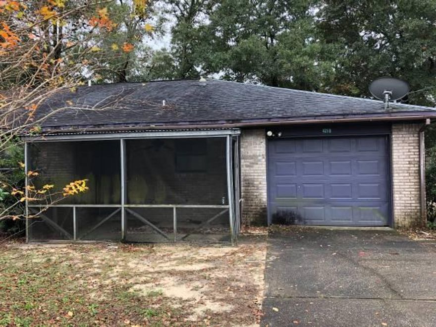 421 Bear Rd # B, Fort Walton Beach, FL is a condo home that contains 1,175 sq ft and was built in 1991. It contains 2 bedrooms and 2 bathrooms. Tall ceilings, roomy kitchen with breakfast bar, and split bedroom layout. Screened in back porch. One car garage. Property will be getting fresh paint and general repairs.