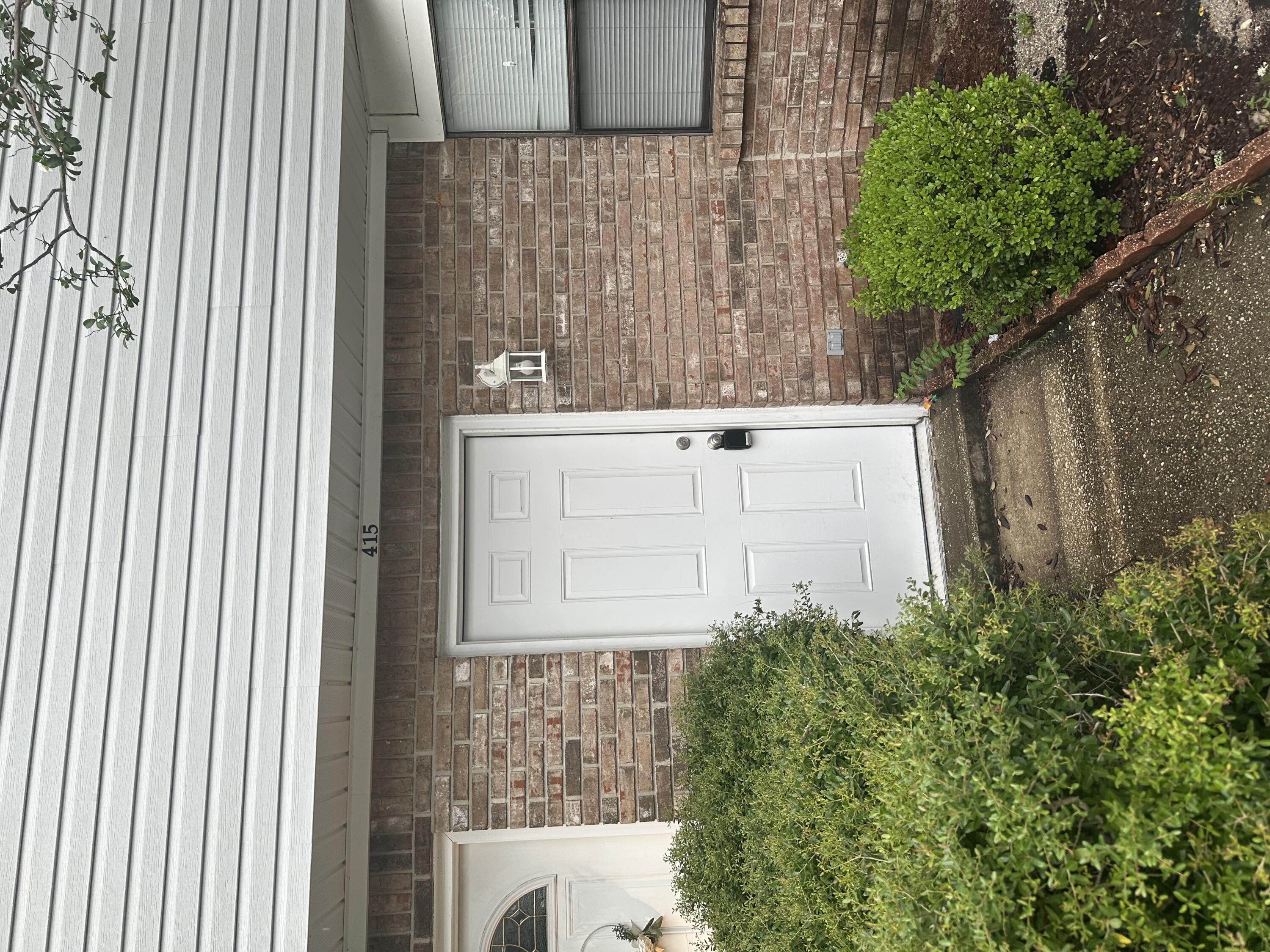 Great 2 bedroom/ 2.5 Bath townhome in the heart of Fort Walton Beach. This townhome is in a great location for either Eglin or Hurlburt Air Force Base. Location is also convenient to shopping, beaches, and other water activity. Unit comes with boatslip. Come by and view today. Sorry No Pets