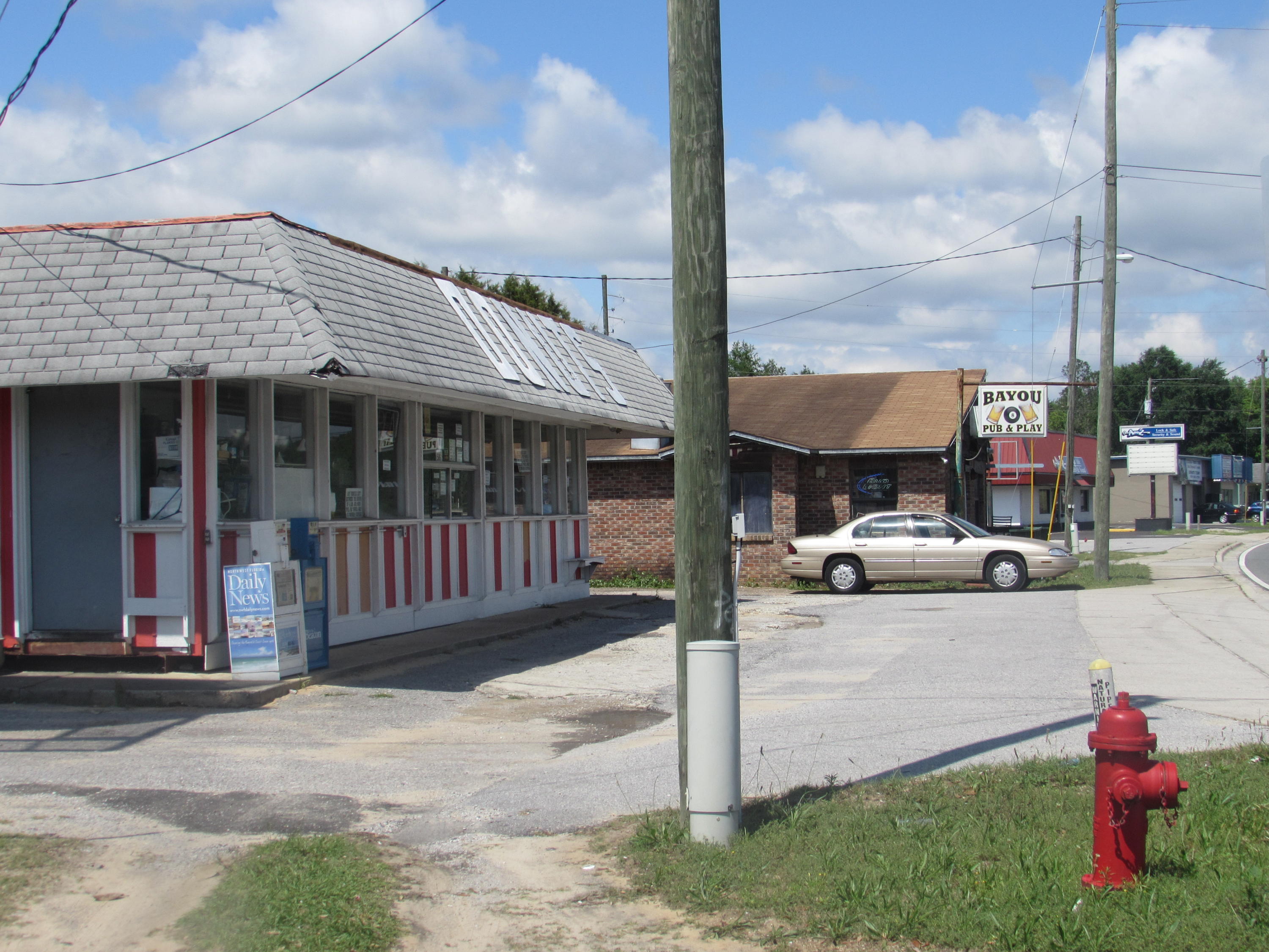 Main image without alt text