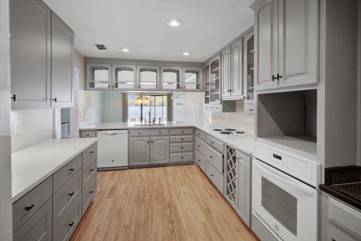 HIDDEN COVE T/H - Residential