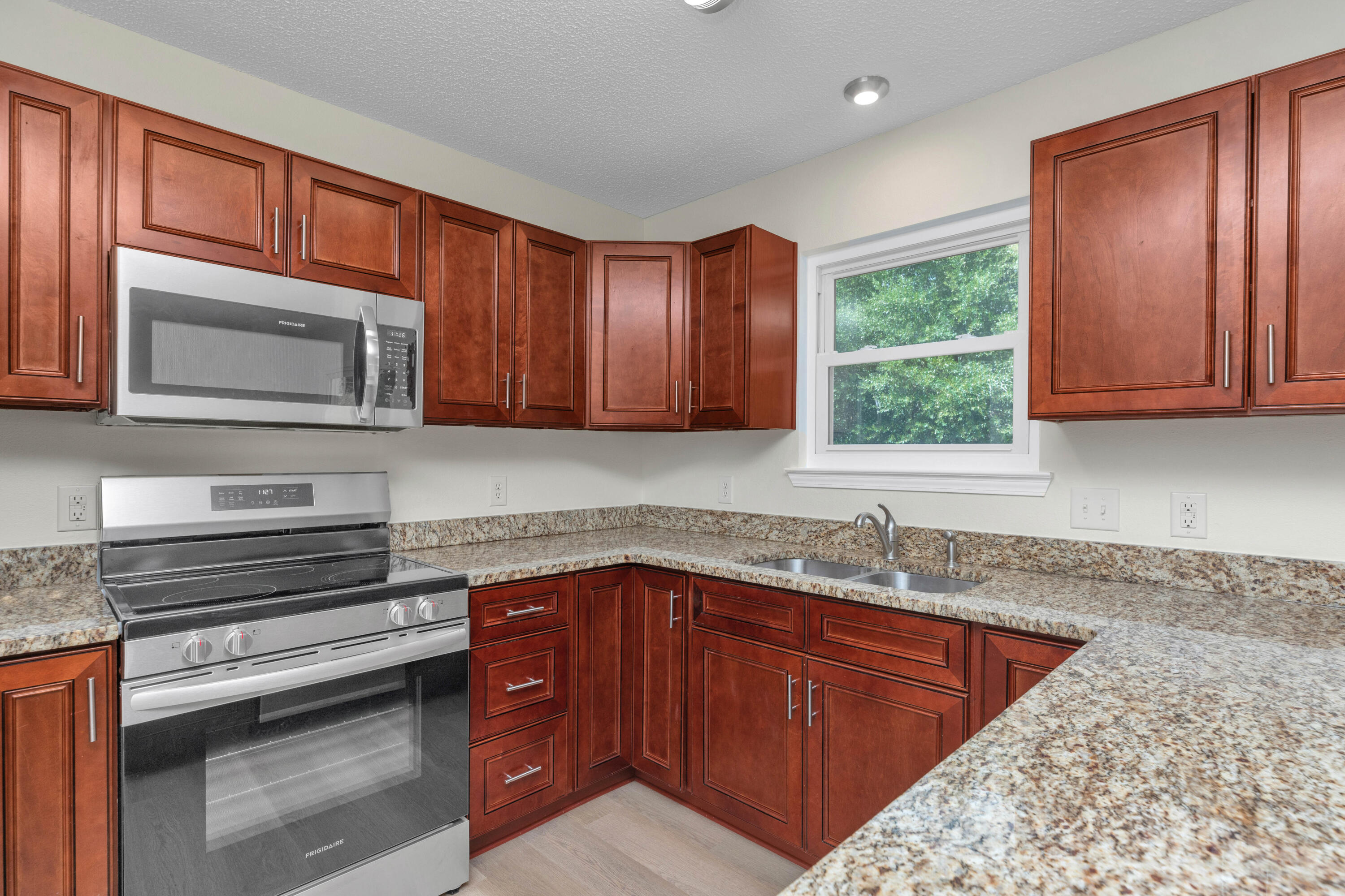 COUNTRYVIEW ESTATES 9TH ADDN - Residential