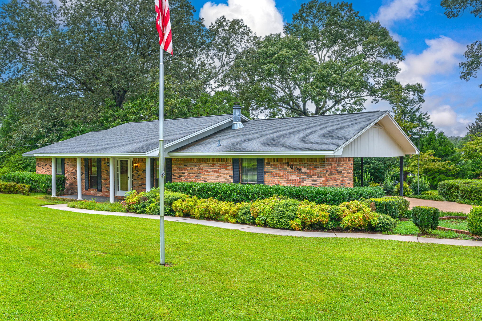 GRANDVIEW HEIGHTS!!! Well maintained Ranch style 3 bd/2 ba brick home located on a full acre in an established subdivision near town. The grounds of this home are nicely landscaped and absolutely beautiful. Inside you will find a spacious living room w/ gas fireplace and brick surround. Functional kitchen with solid wood cabinetry and adjoining dining area. Bonus/flex room w/ closet space for additional storage. Three nice sized bedrooms and two full bathrooms. The home has an attached carport. Nice workshop w/ power is located out back and the perfect place for working on your projects. Buyer to verify all areas of importance.