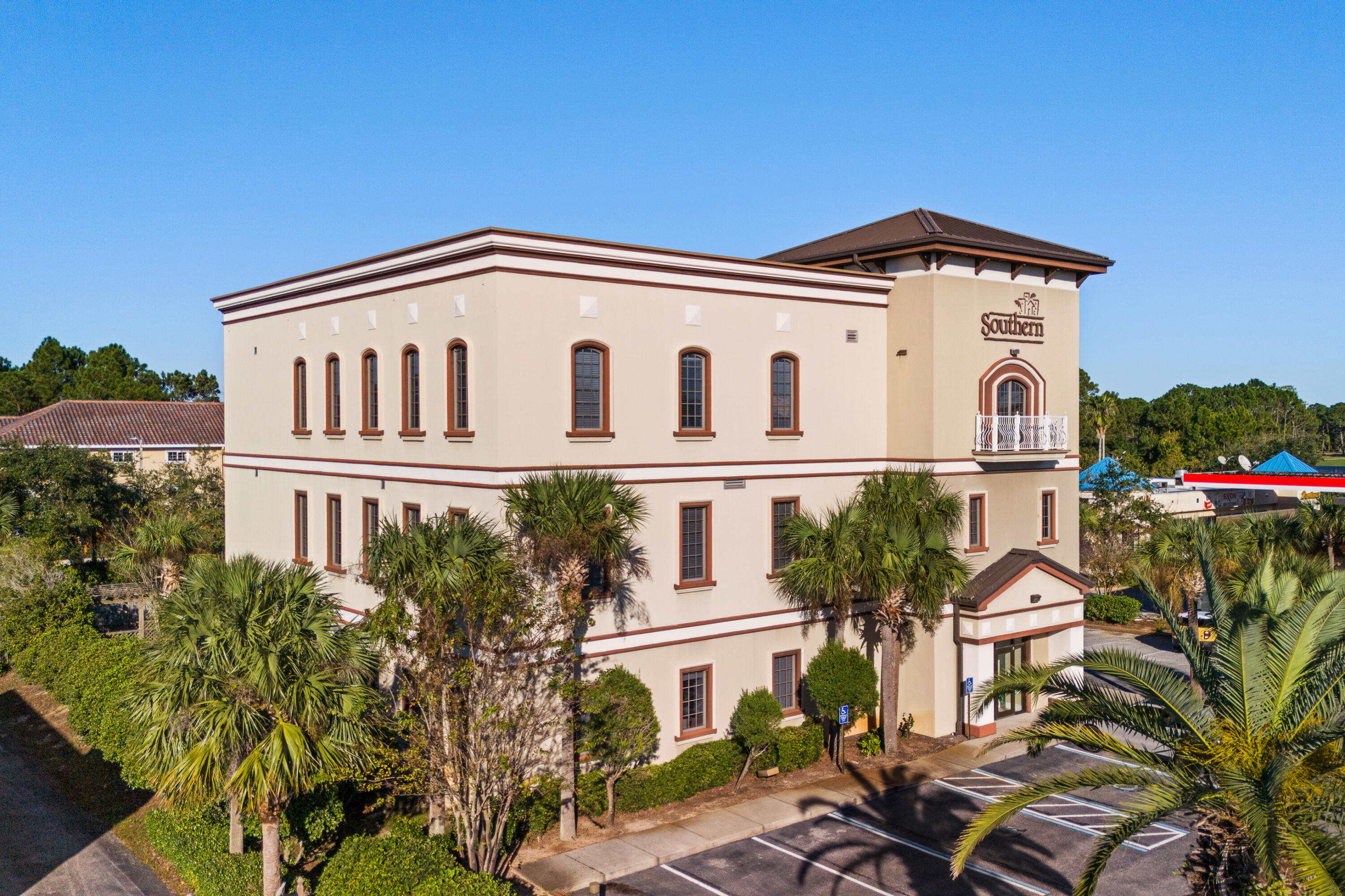 Class A three story office building located on Emerald Coast Parkway in Destin FL 4220 SQFT per floor both second and third floor is vacant and is on the market for lease.