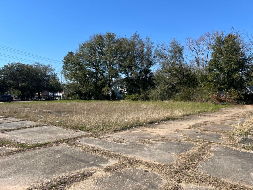 Clear, level, vacant land on a corner lot,  zoned C-3 commercial! Heavy traffic count and perfect for office or retail! Just 2 blocks west of Pace and Cervantes. Come check this one out! It won't last long!! Being sold 'AS IS'. Sign on lot.